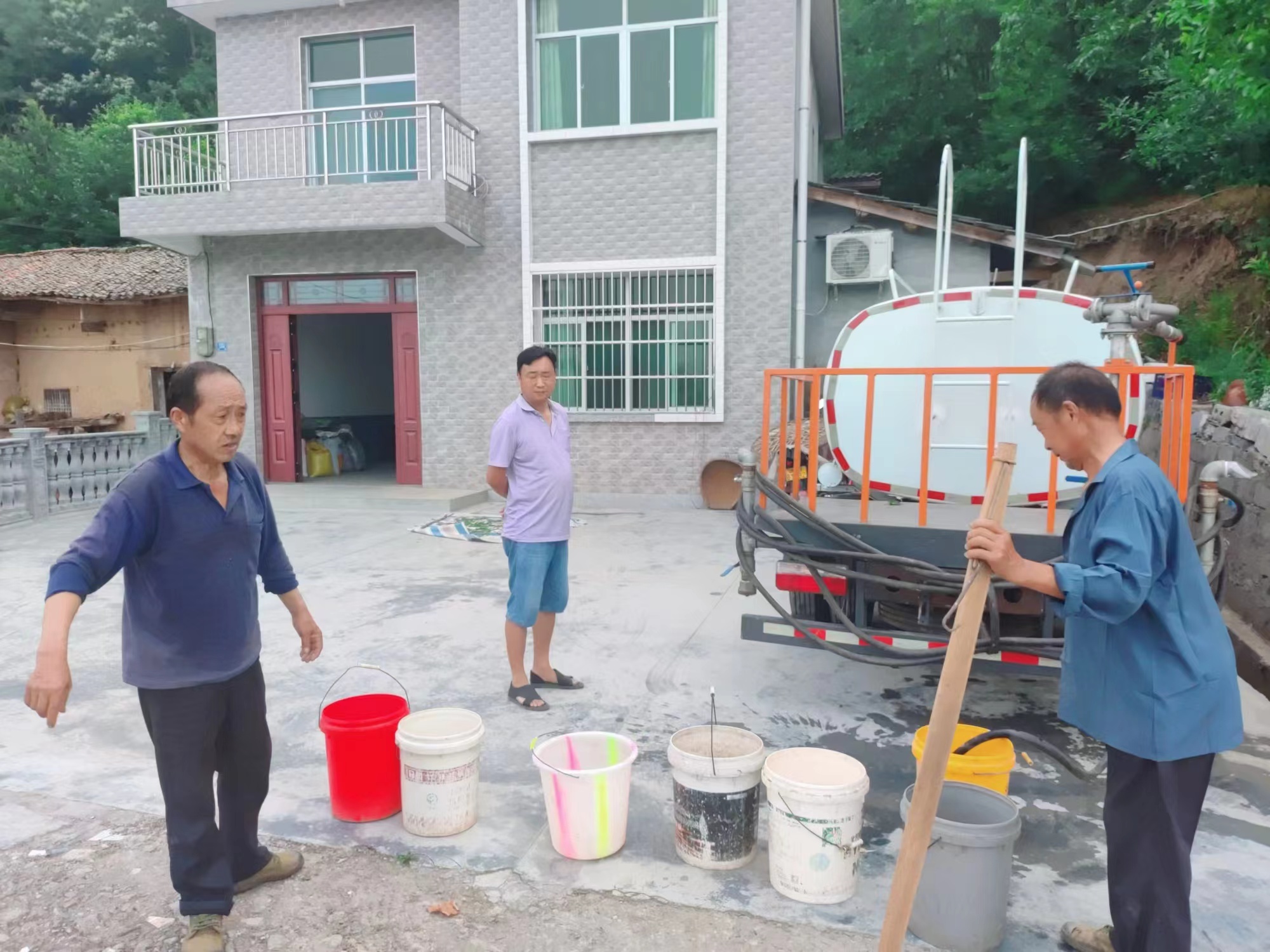 汉阴县汉阳镇：党建引领显真情 送水入户润民心