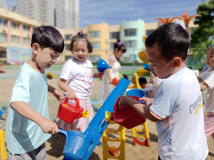 汉阴县凤台幼儿园：火红夏日艳阳天 淘沙玩水育童年
