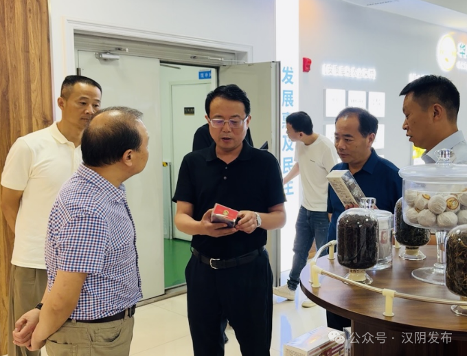 省总工会调研组来汉阴调研工会工作