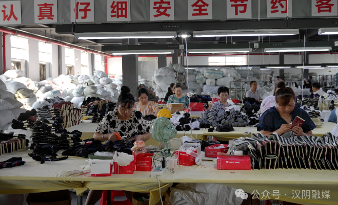 汉阴：“社区工厂”让搬迁群众顾家就业两不误