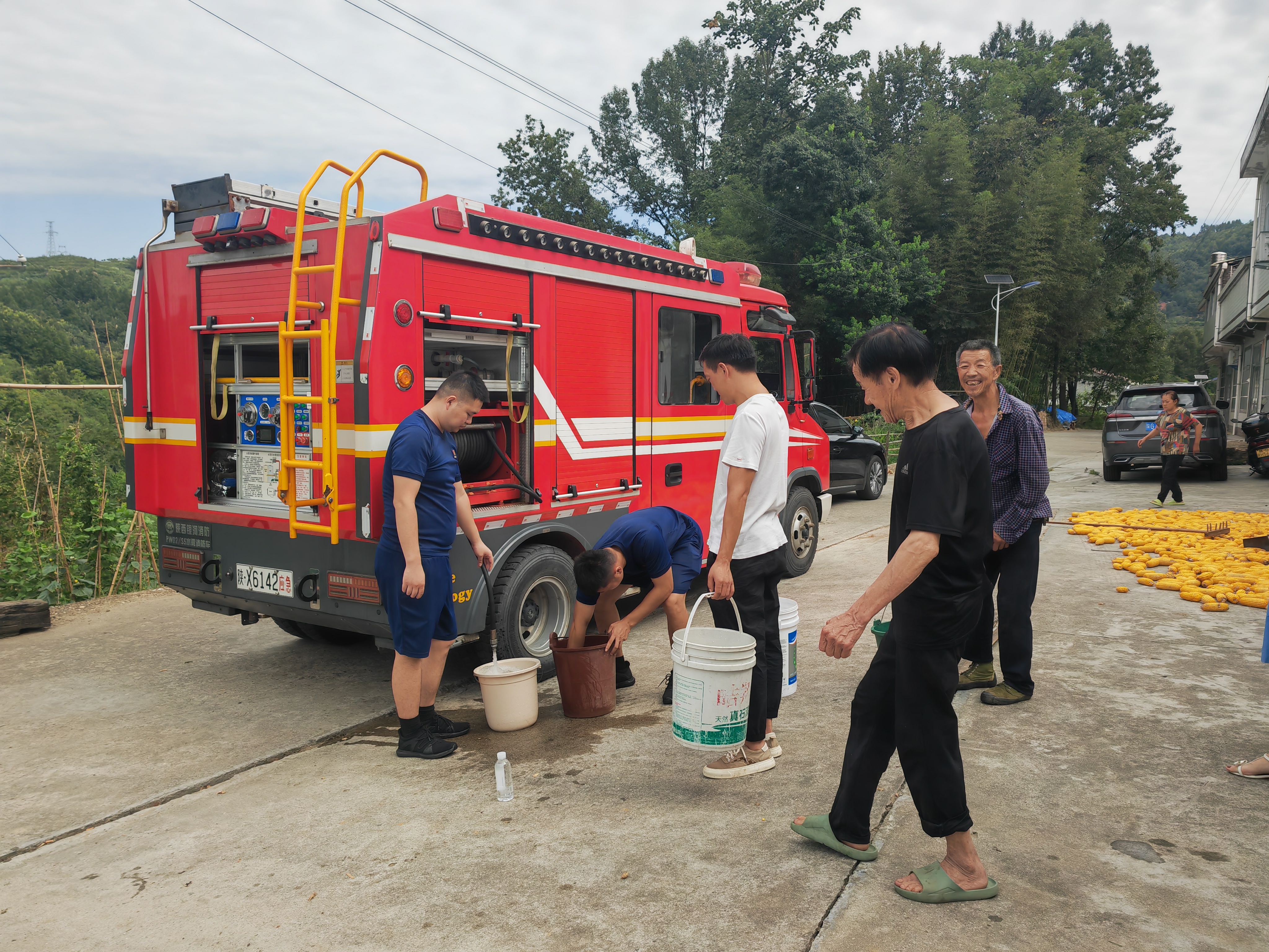 消防车“变身”运水车  为民排忧解“旱”
