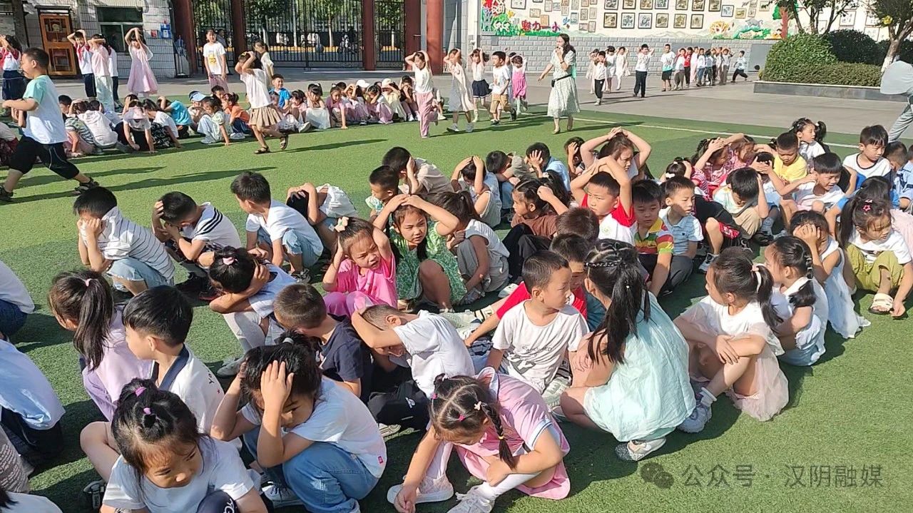 汉阴县城关一小教育集团四校区同步举行“九一八”防空疏散演练