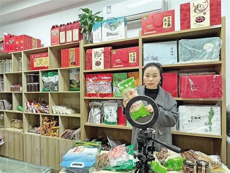 汉阴：村级小站点变身大卖场