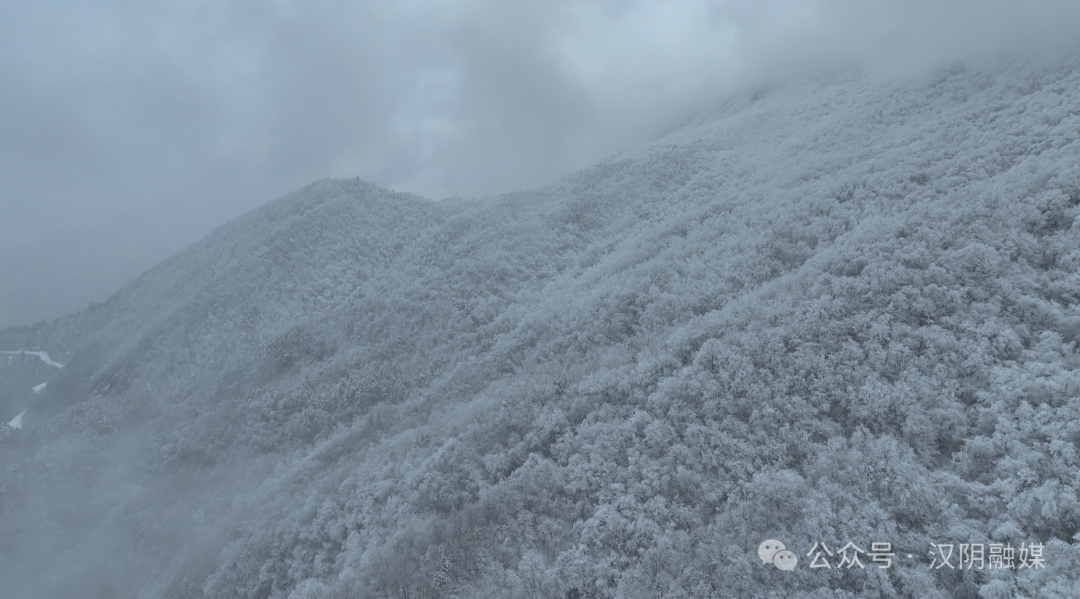 汉阴县凤凰山迎来今冬初雪