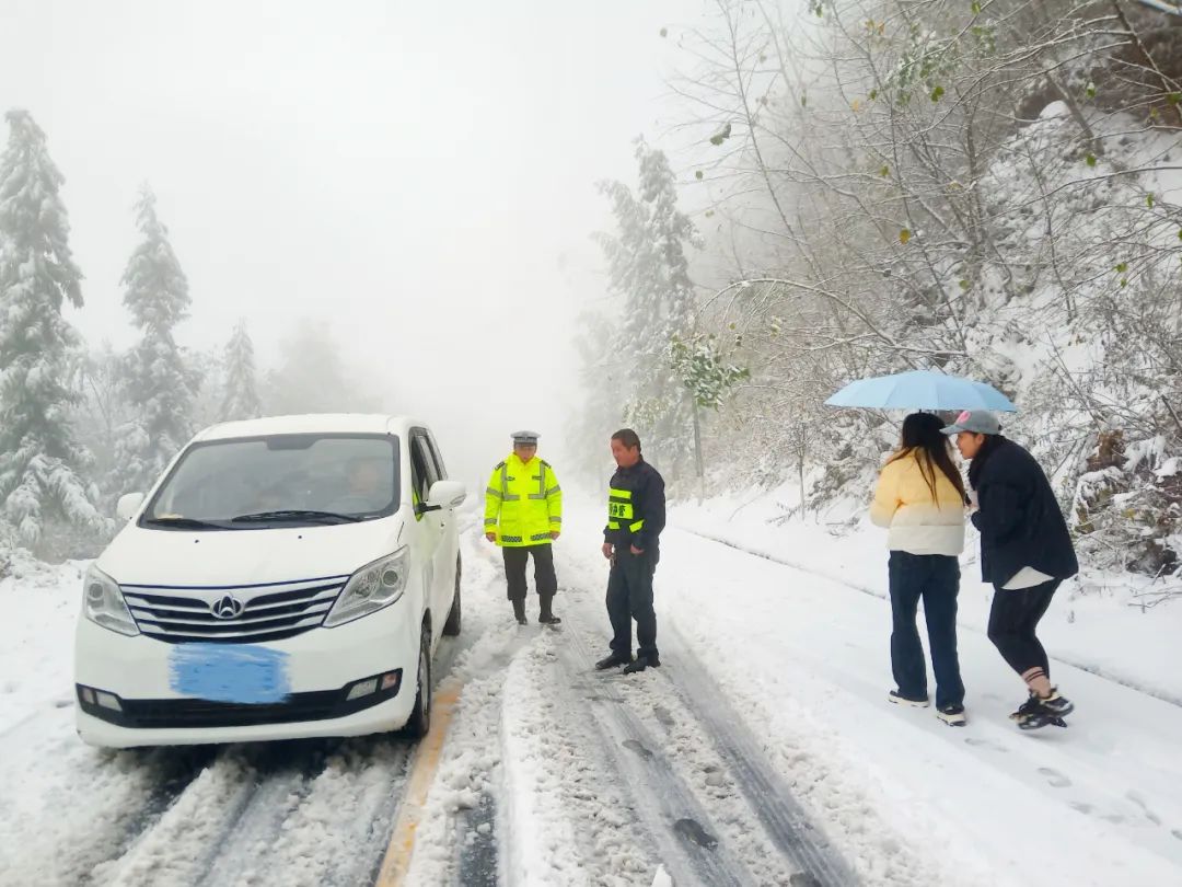 汉阴公安交警雨雪执勤保畅通 守护平安出行路