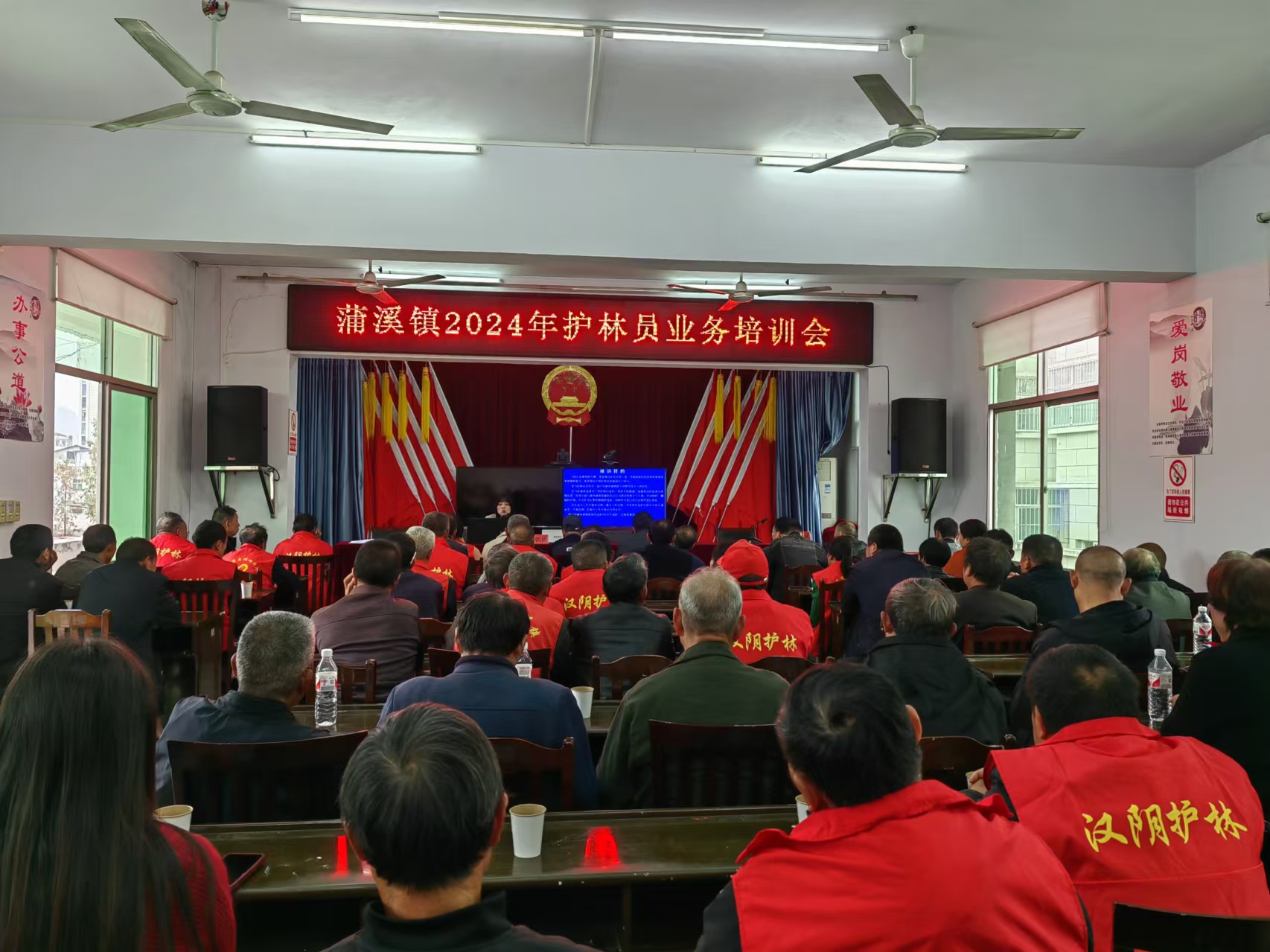 汉阴县蒲溪镇：人大代表齐行动 筑牢森林防火安全屏障