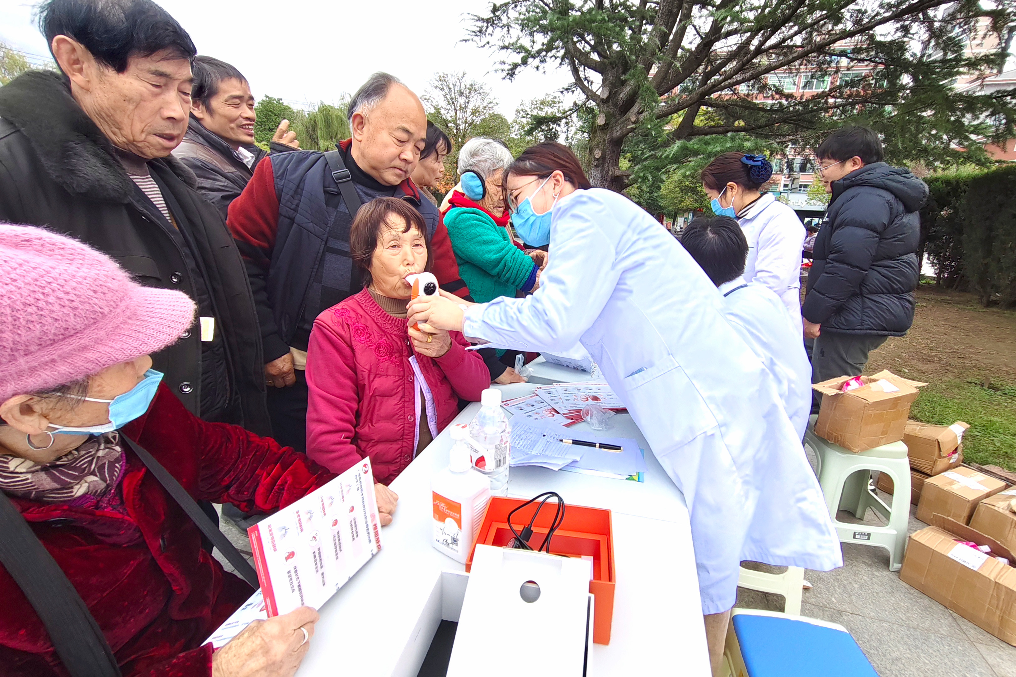 汉阴县人民医院开展“世界慢阻肺日”义诊暨科普宣传活动