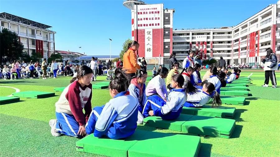 蒲溪镇中心小学举行体育素质达标暨趣味运动会