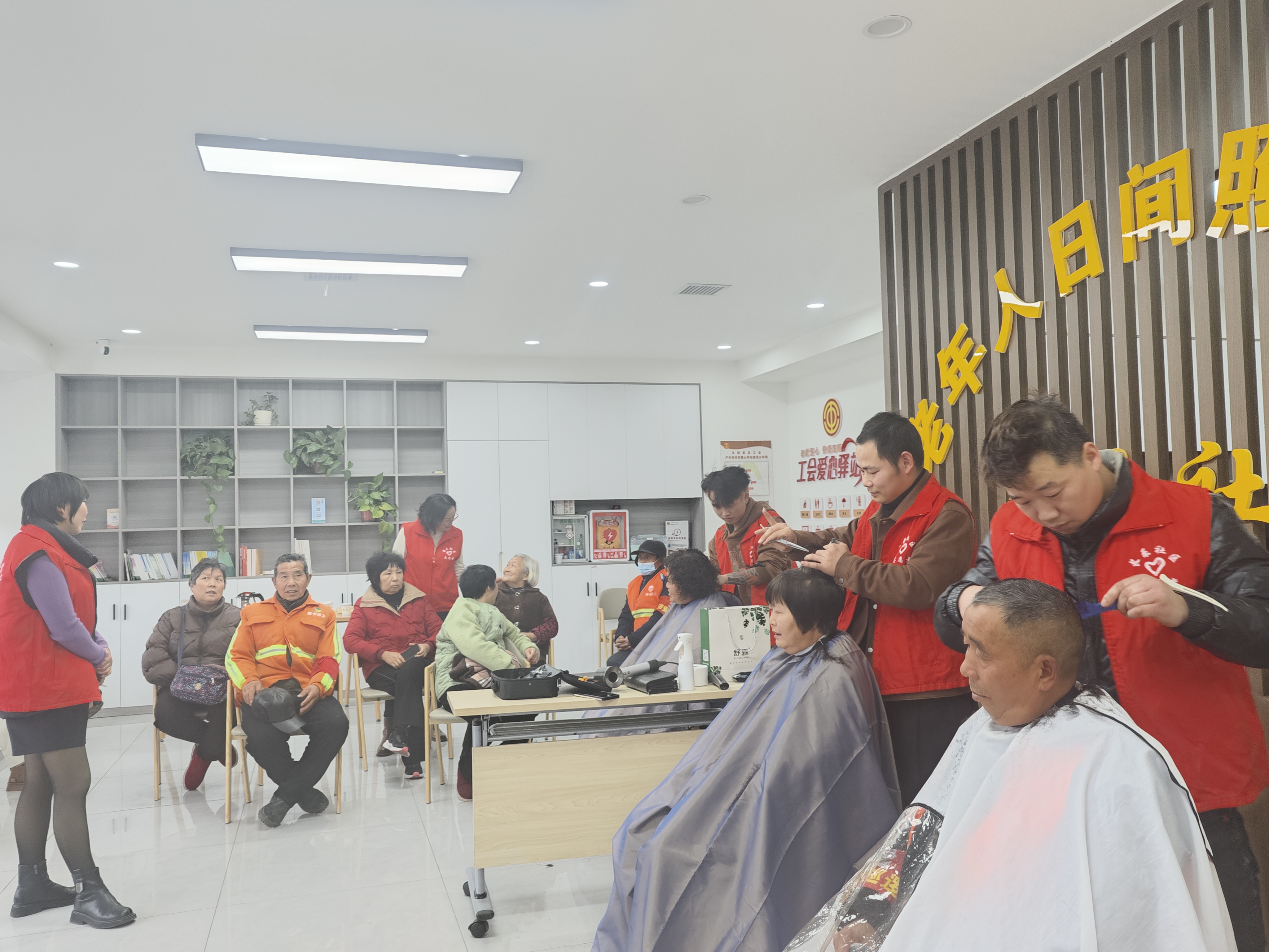 汉阴县城关镇长乐社区：爱心义剪传真情 关爱老人暖人心