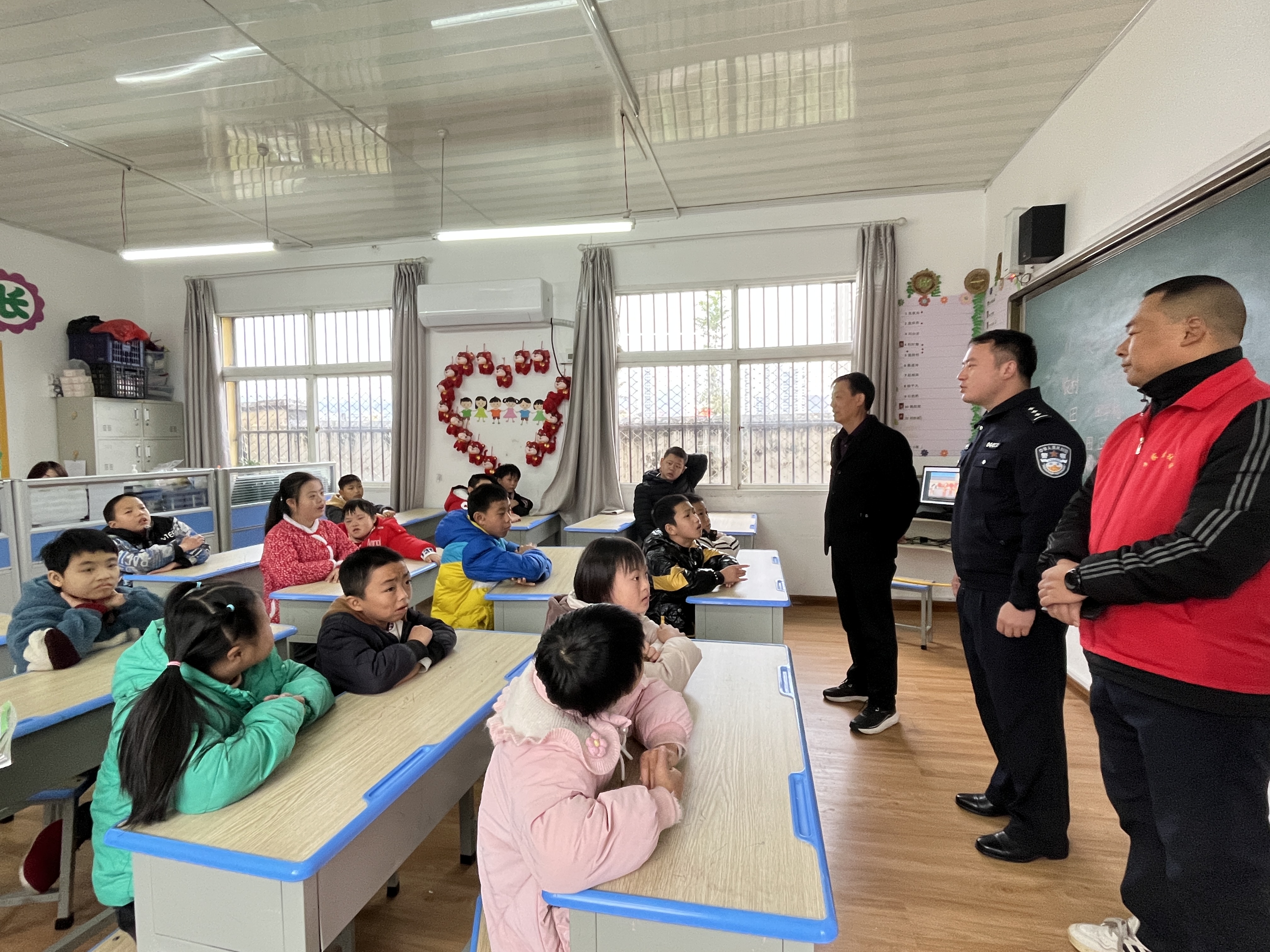 汉阴县城关镇李家台社区开展情暖童心·关爱特殊儿童志愿服务活动