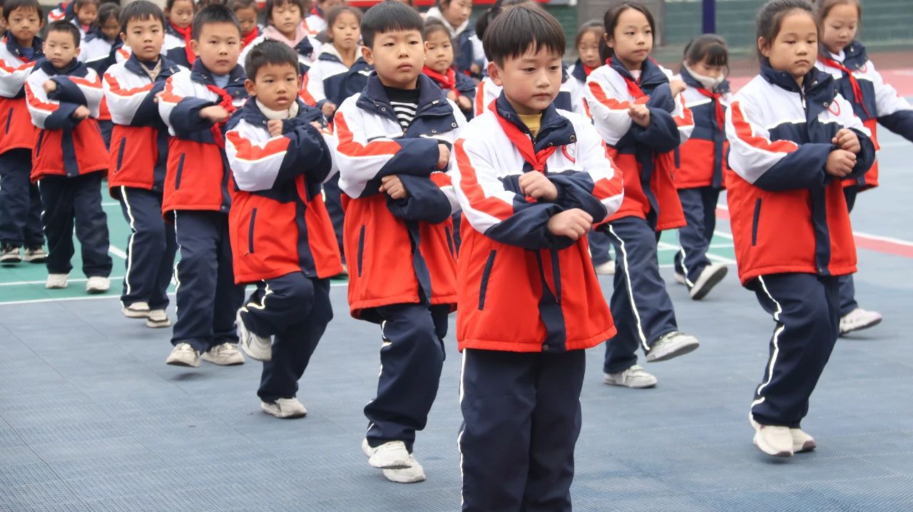 汉阴县实验小学校园律动：一年级队列齐步走 二年级体操展风华
