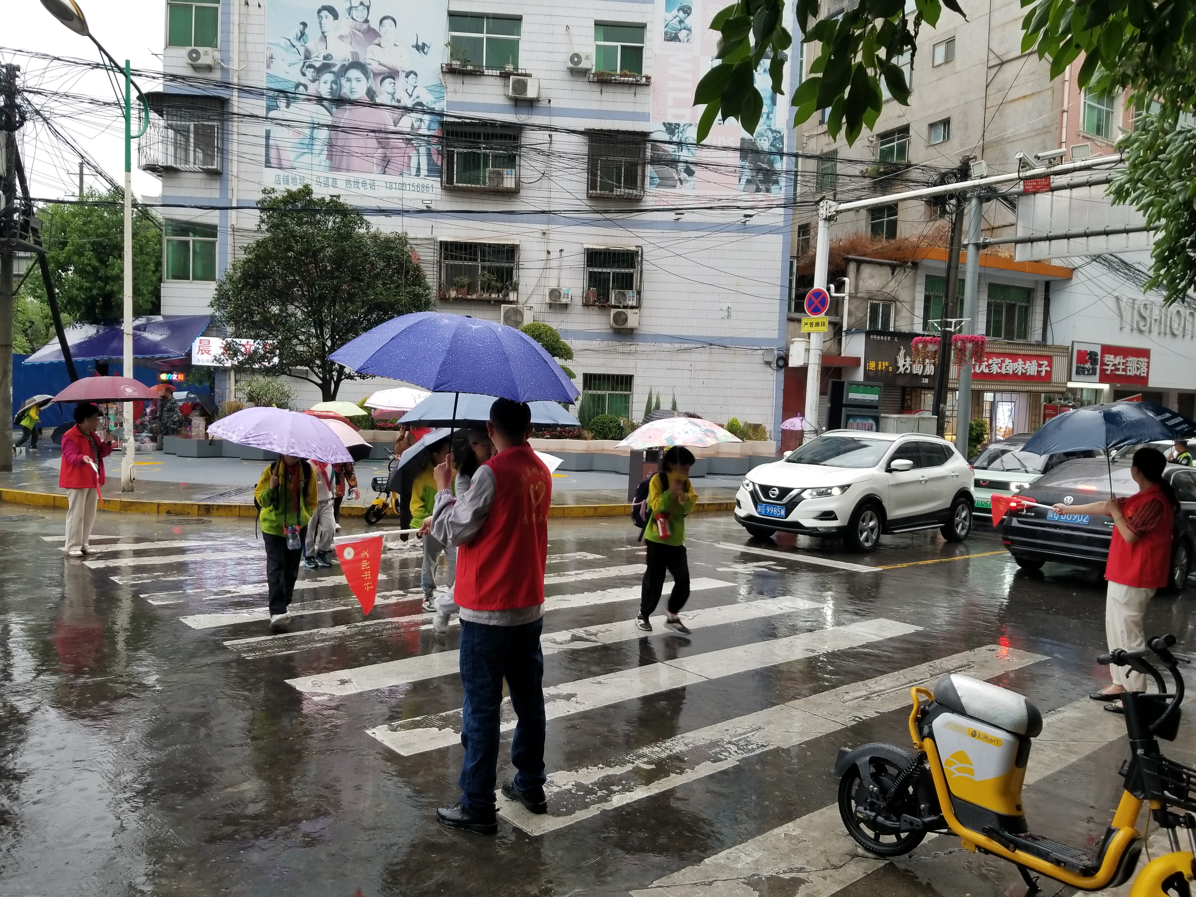 汉阴县城关一小：“四位一体”护学岗 筑牢校园安全线