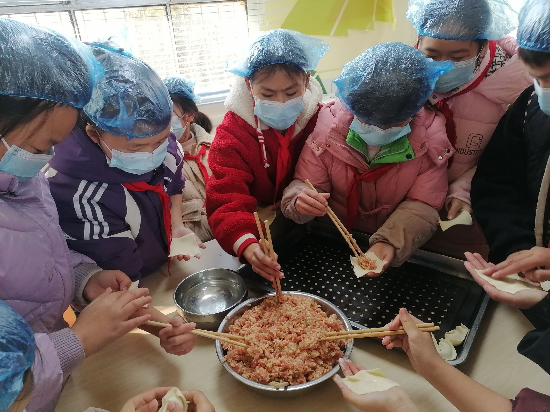 汉阴县实验小学太平校区：情暖冬至  饺香满园