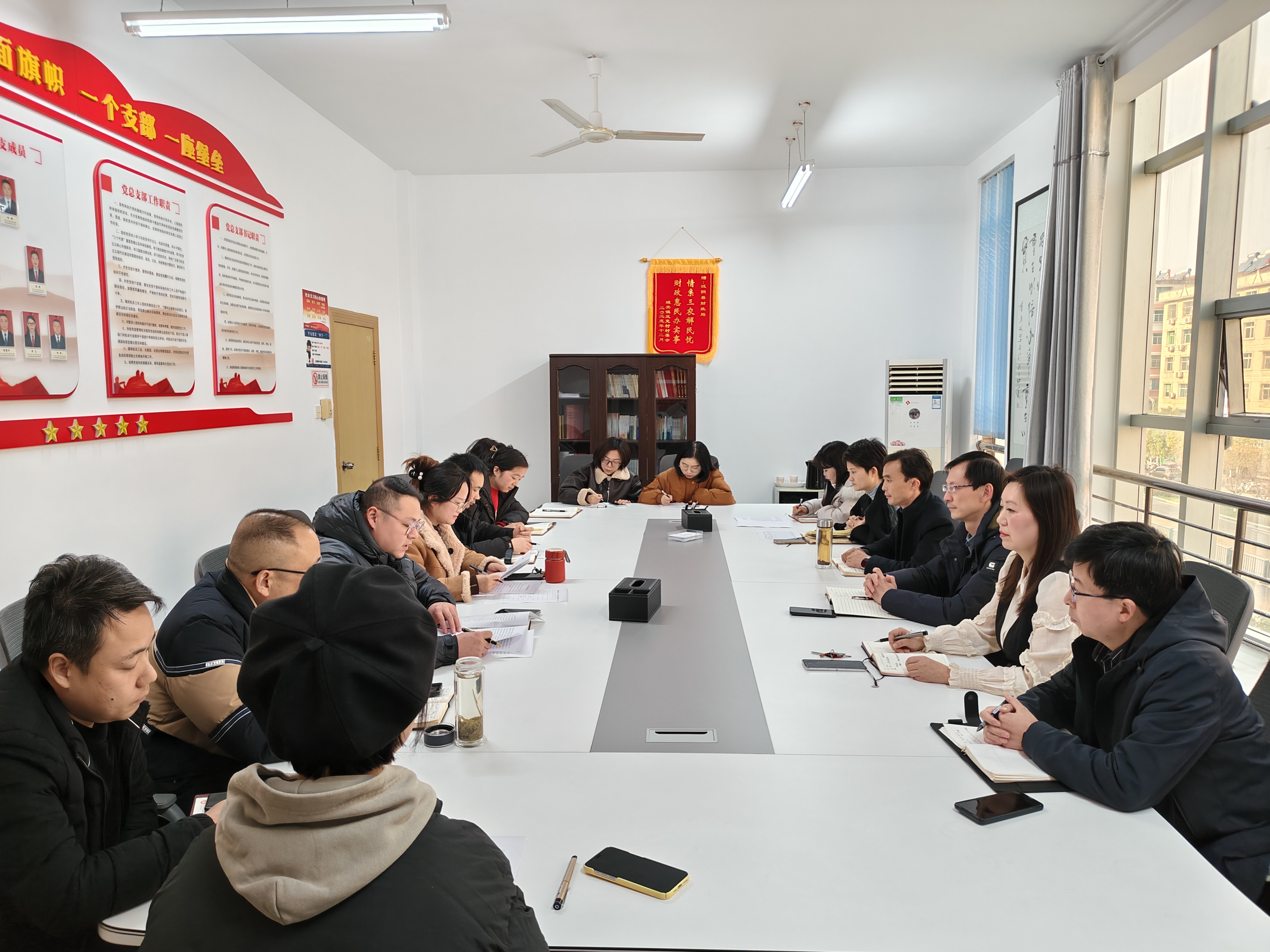 汉阴县财政局：聚焦财政决算 发挥党员作用