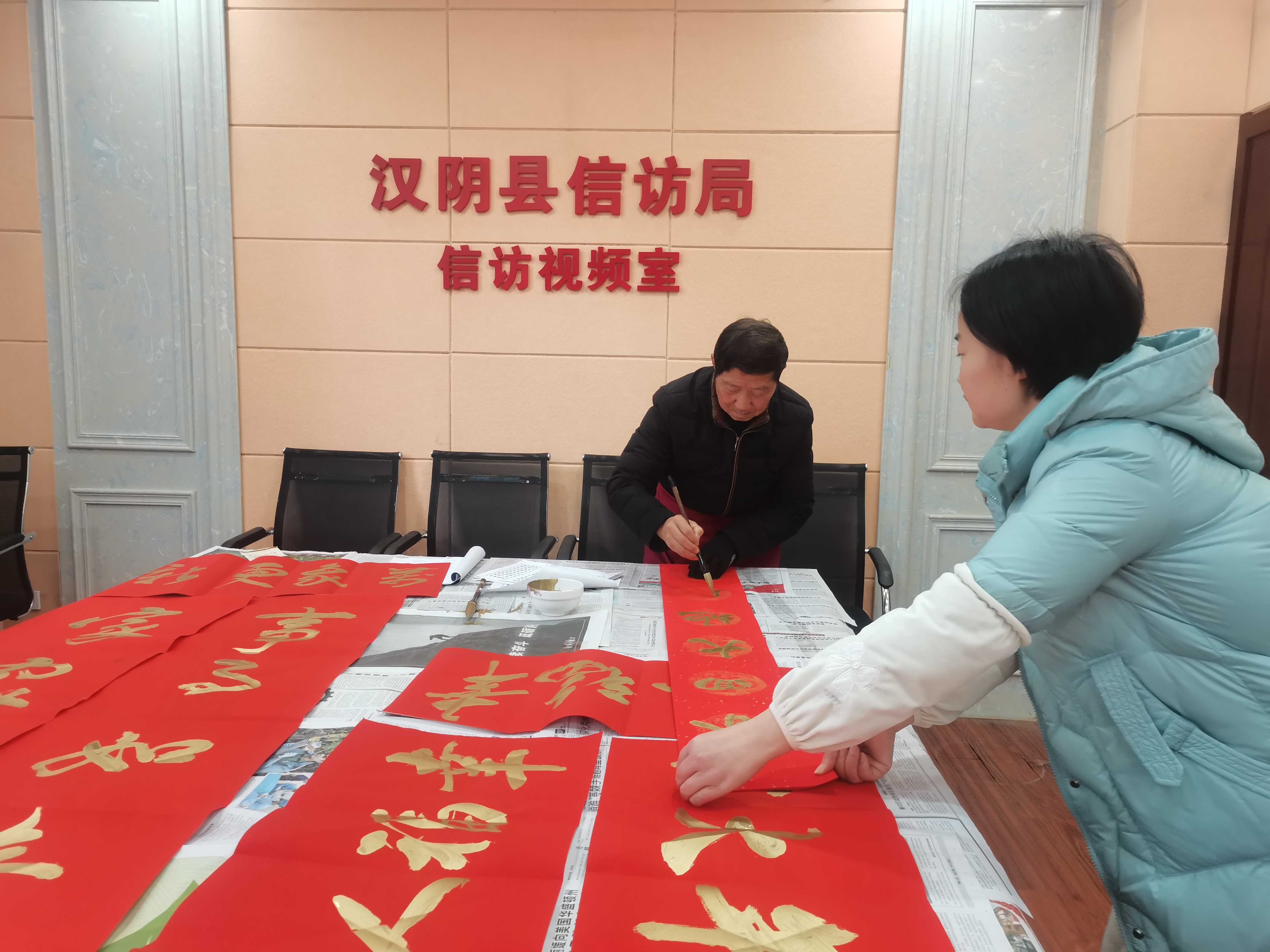 汉阴县信访局：书写春联送祝福 笔墨飘香进机关