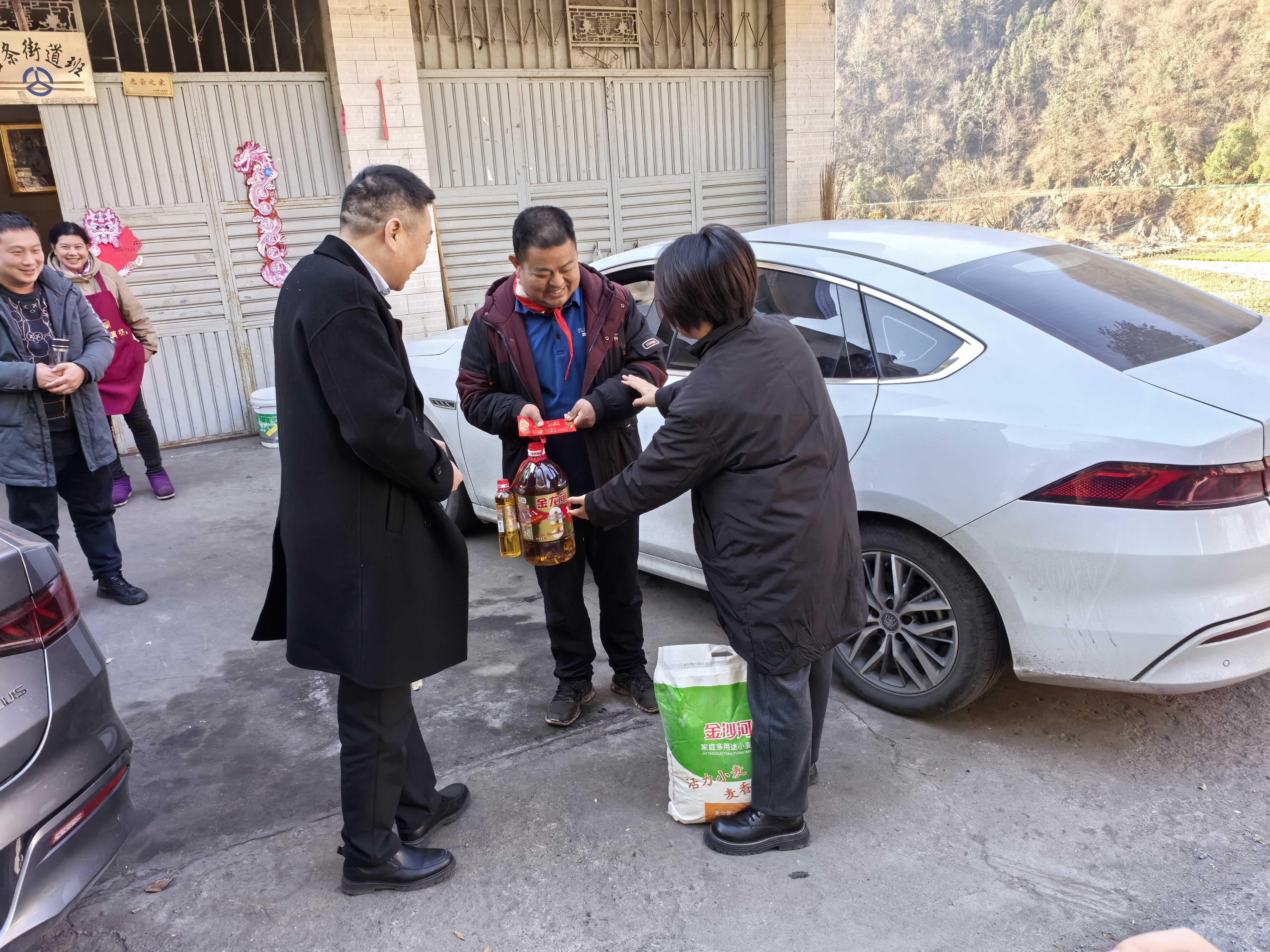 县交投公司组织慰问高寒道班