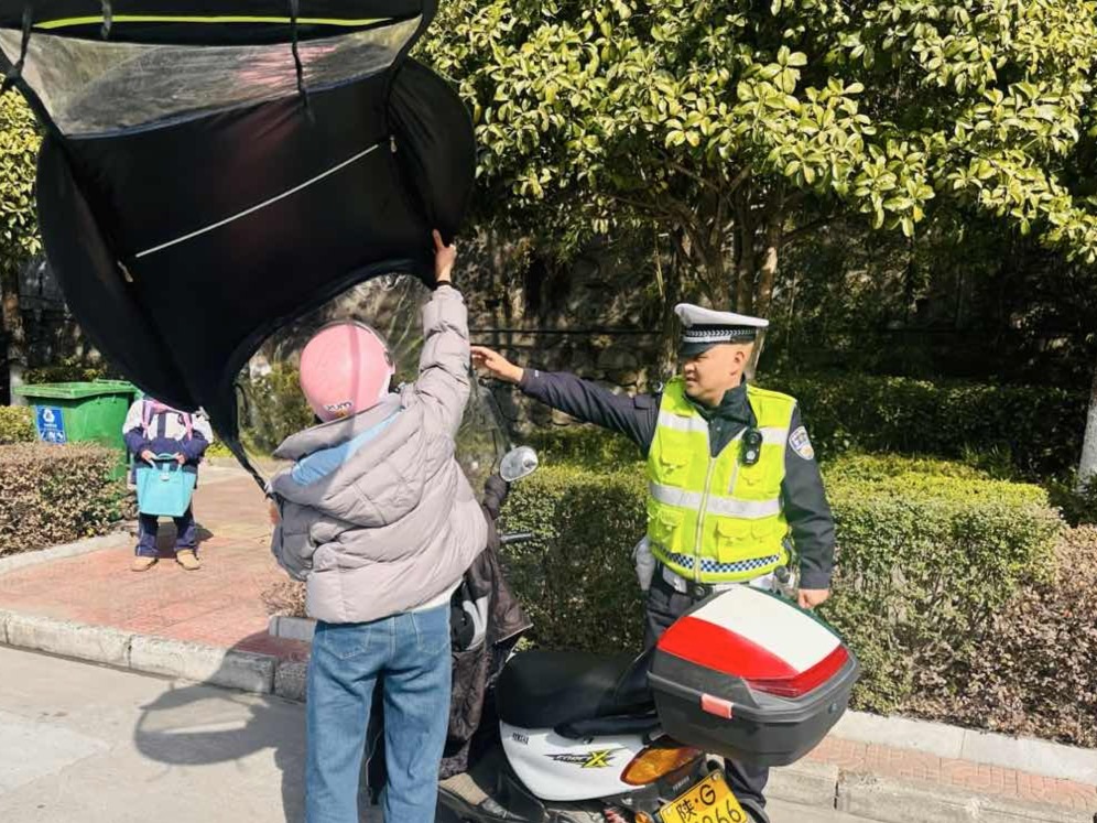 汉阴县公安局交通管理大队持续开展“拆篷戴盔”行动 守护群众出行安全