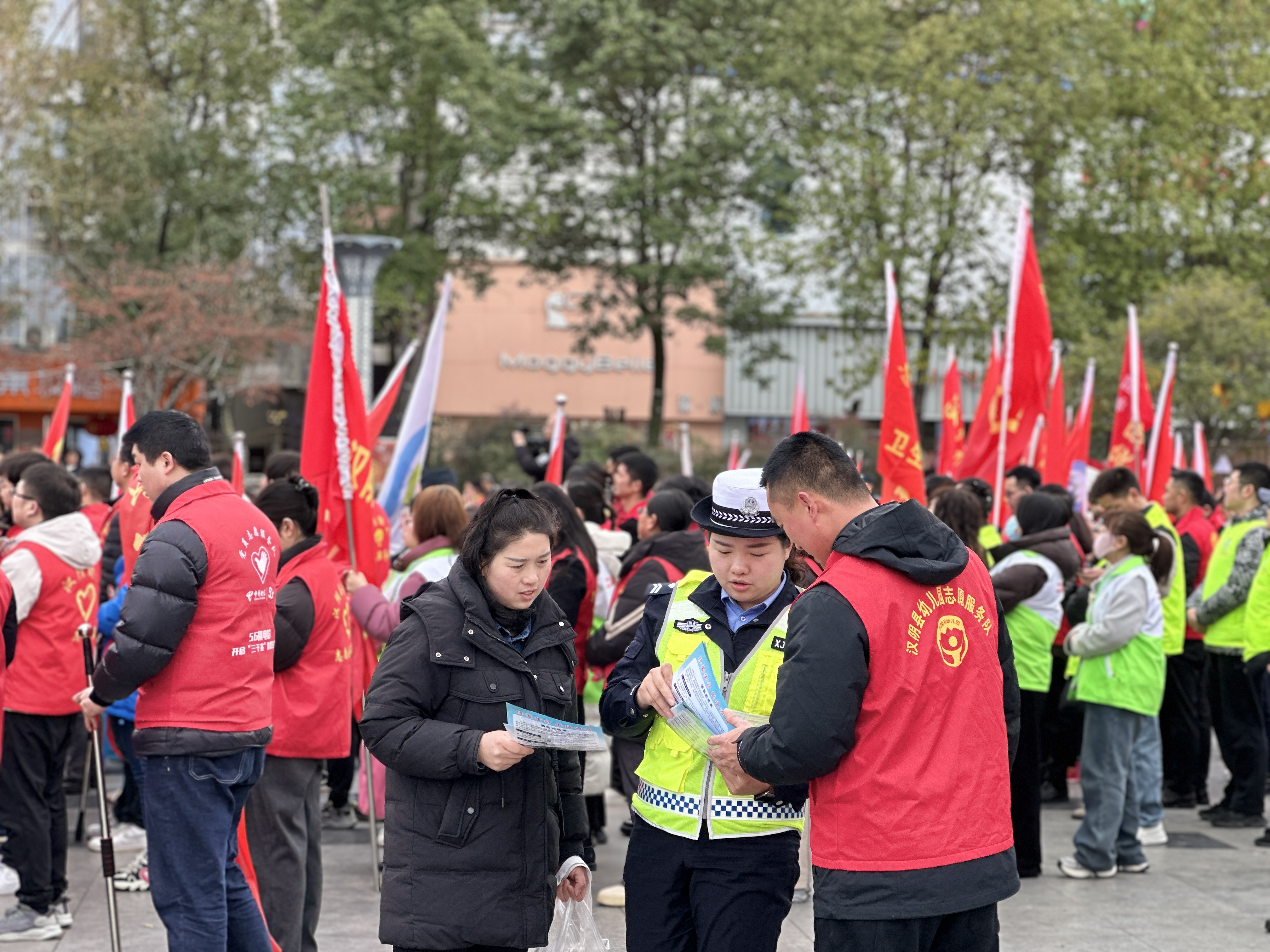 汉阴公安交警：情暖三月学雷锋 交通安全“警”相伴