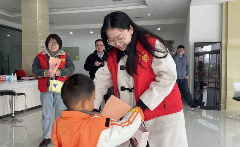 汉阴县凤台幼儿园开展情暖“三八”妇女节关爱“爱心妈妈”志愿者活动