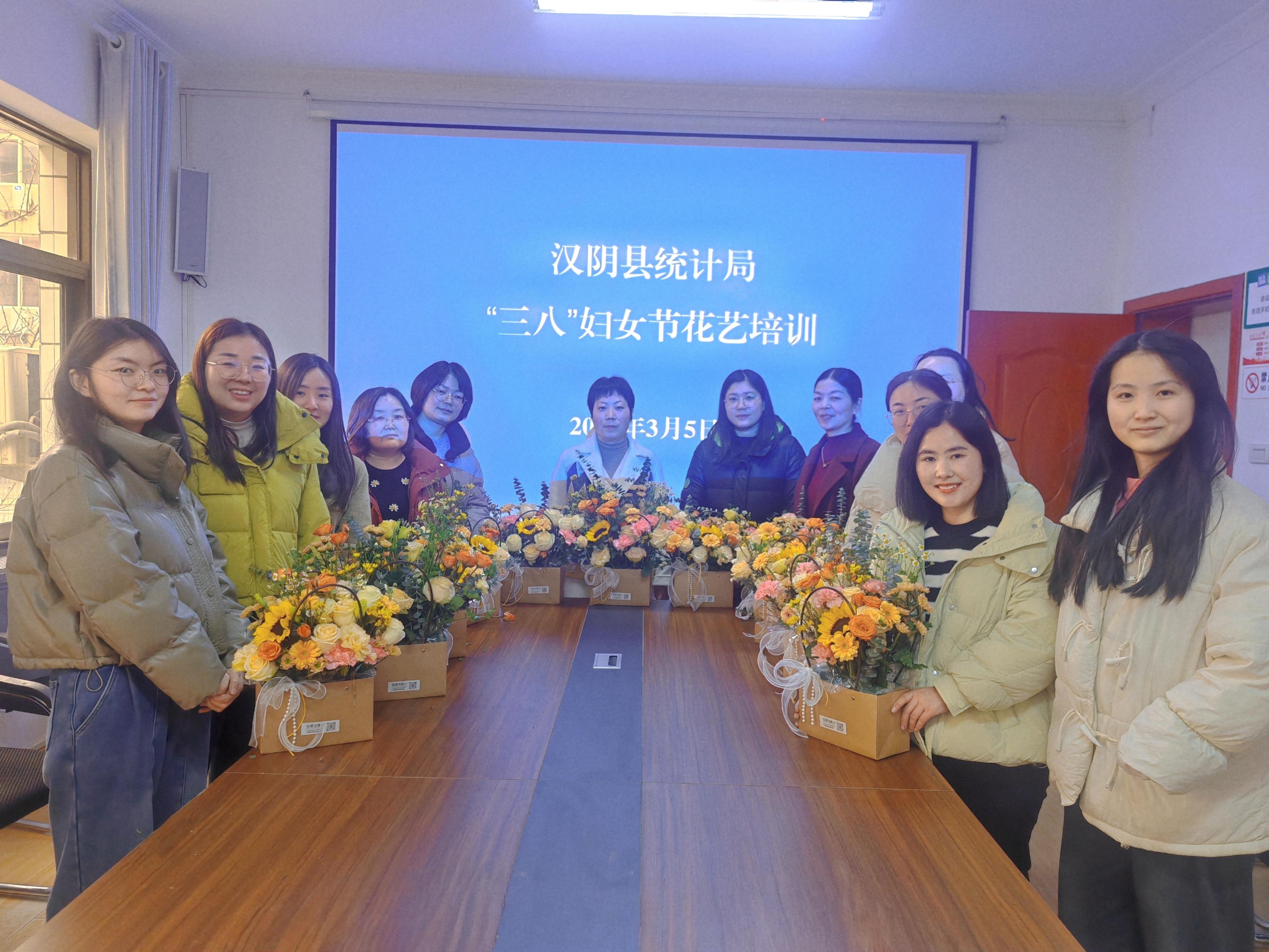 汉阴县统计局举行“三八”主妇节花艺培训行动