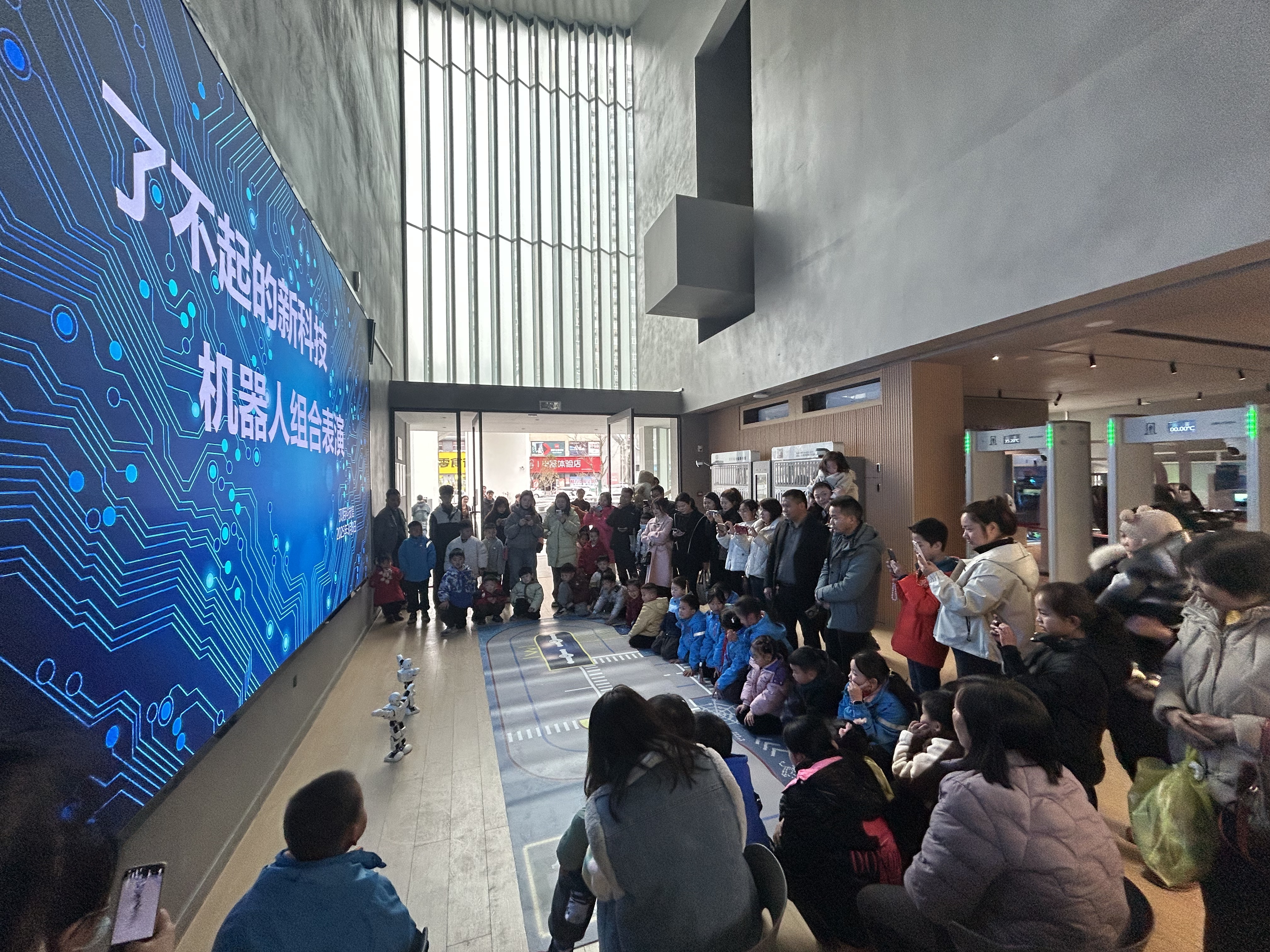 机器人组合表演在汉阴科技馆震撼上演