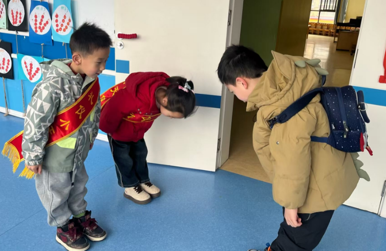 汉阴县凤台幼儿园礼仪小标兵“上岗履职”