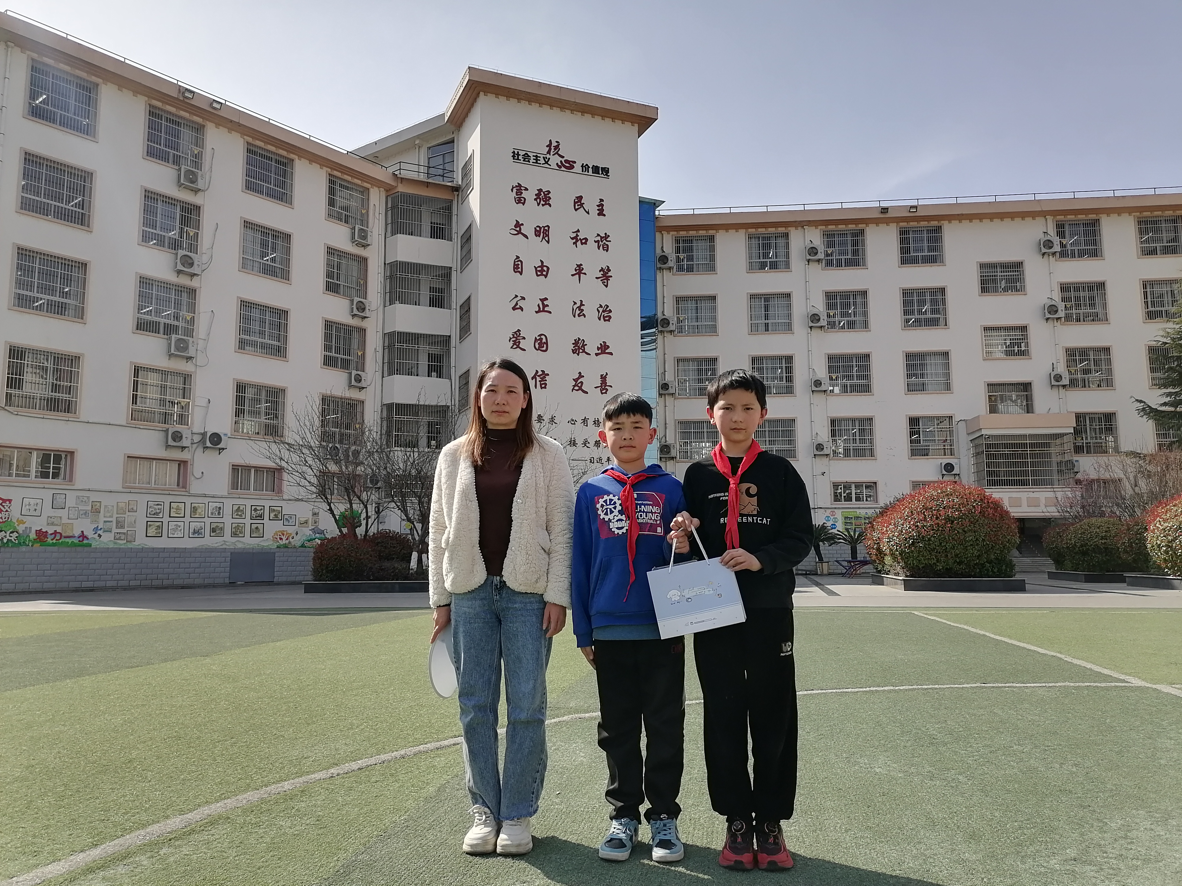 汉阴县城关一小两名“小雷锋”路边捡到手机归还失主受表扬