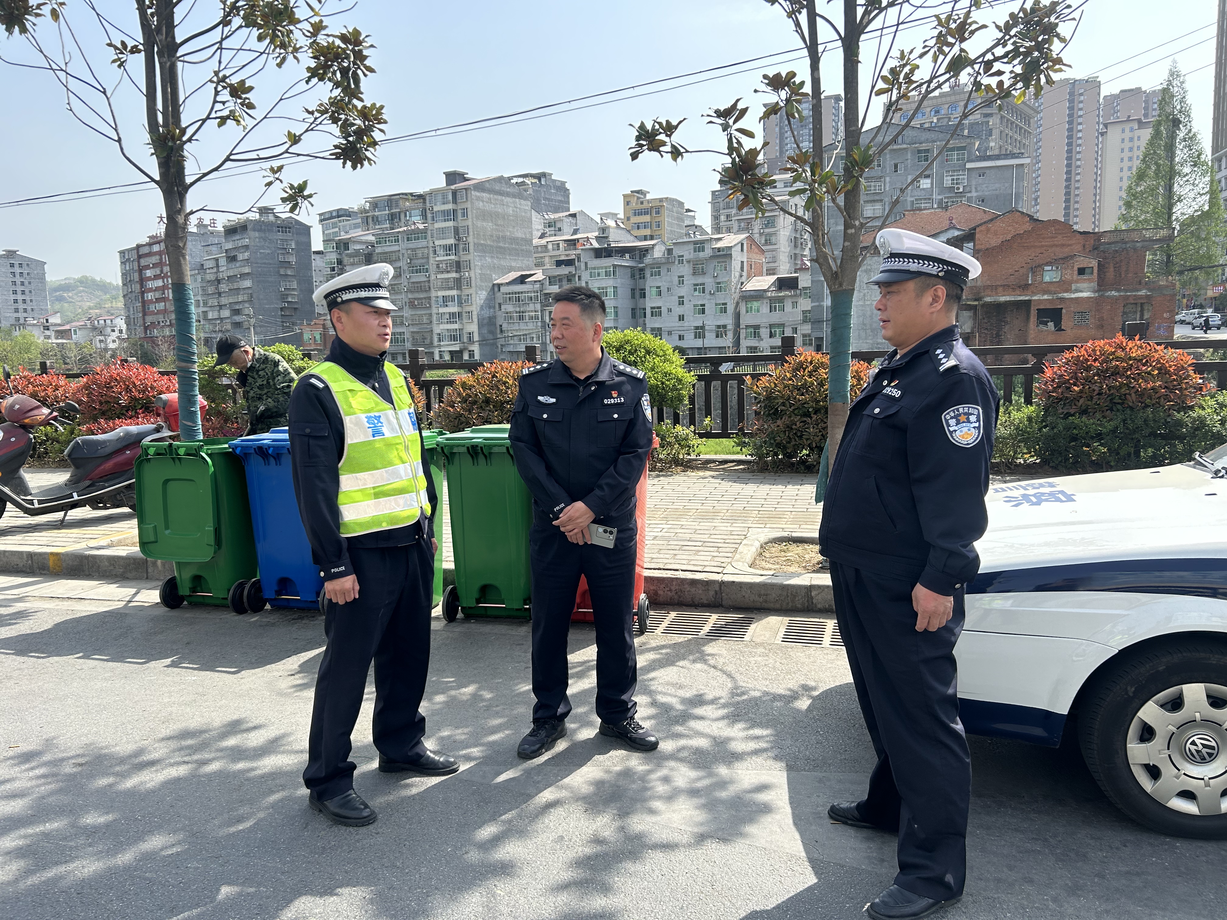 节日我在岗丨“清明”安保交答卷 忠诚坚守护平安