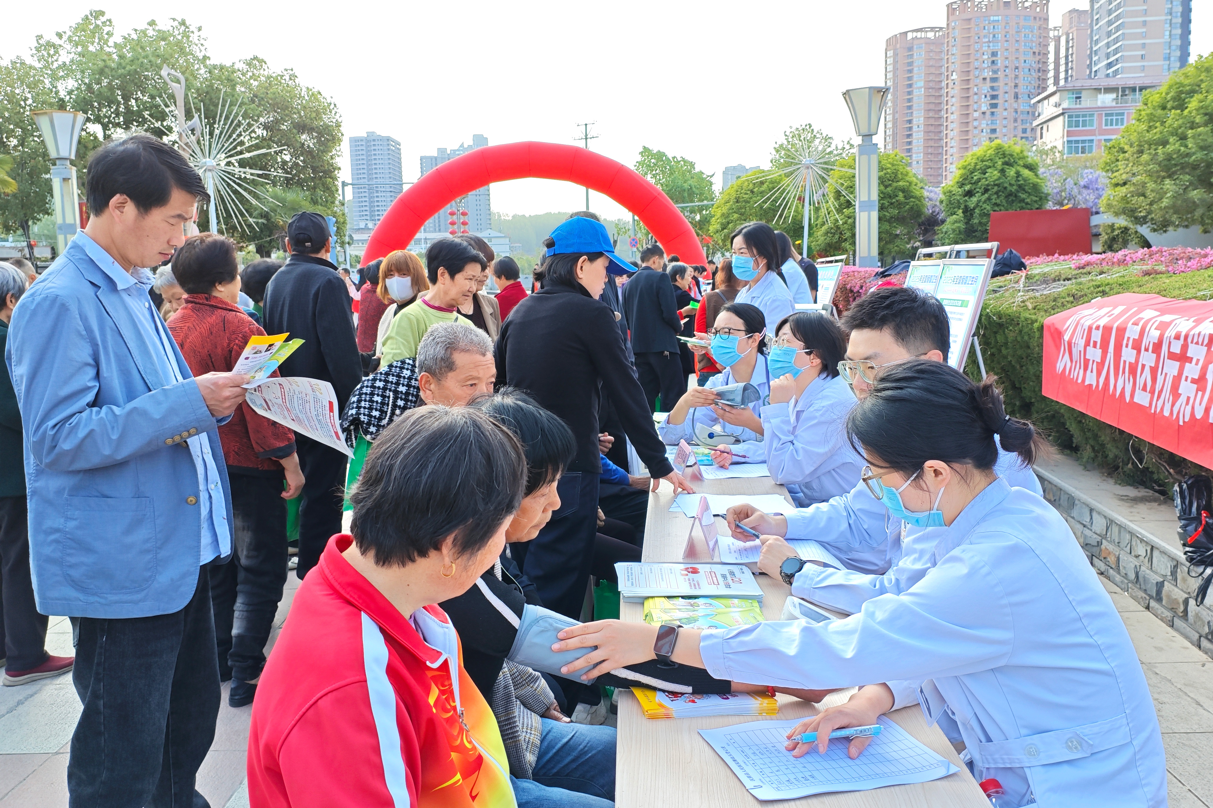 汉阴县人民医院开展第37个爱国卫生月暨世界卫生日健康义诊活动