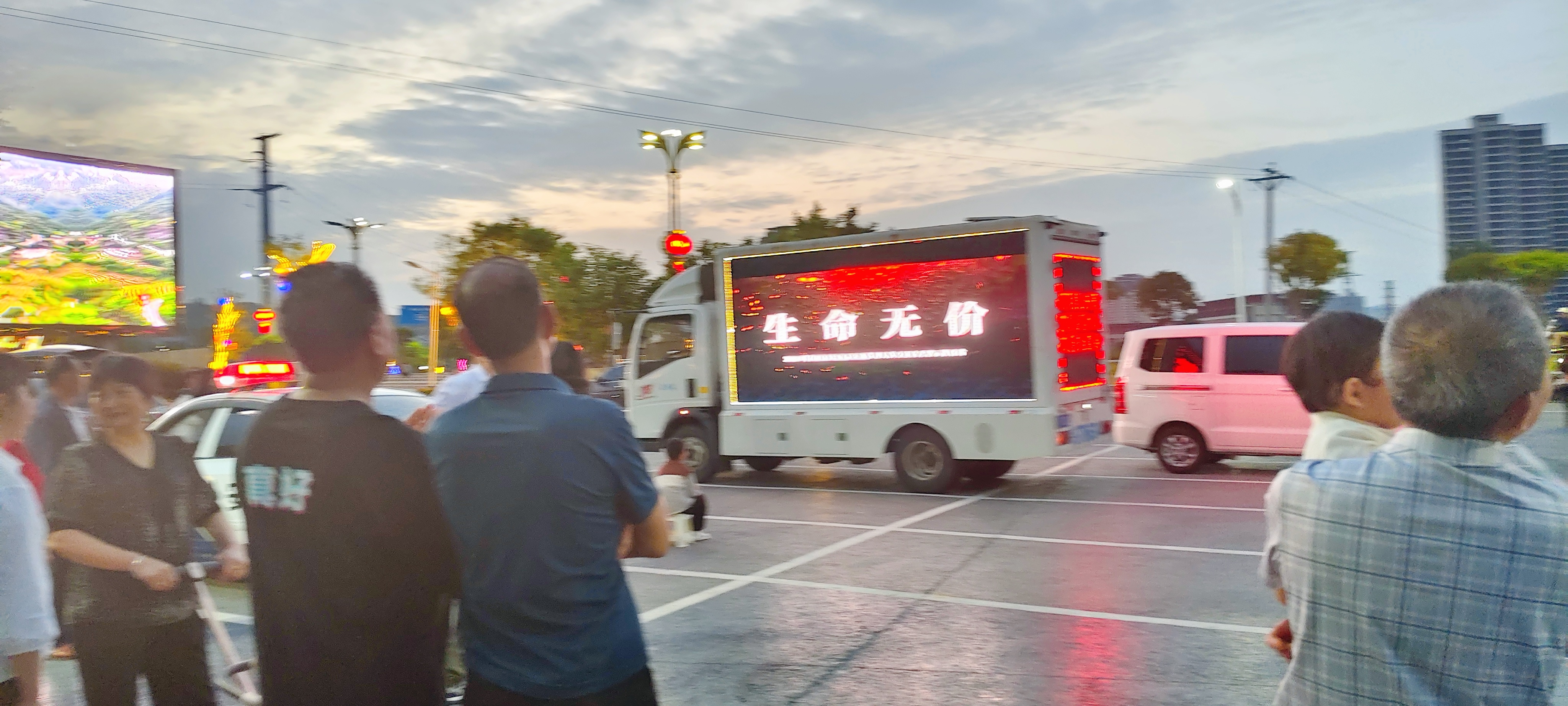 汉阴县公安局交通管理大队创新“视听融合”宣传模式 打造移动式交通安全教育课堂