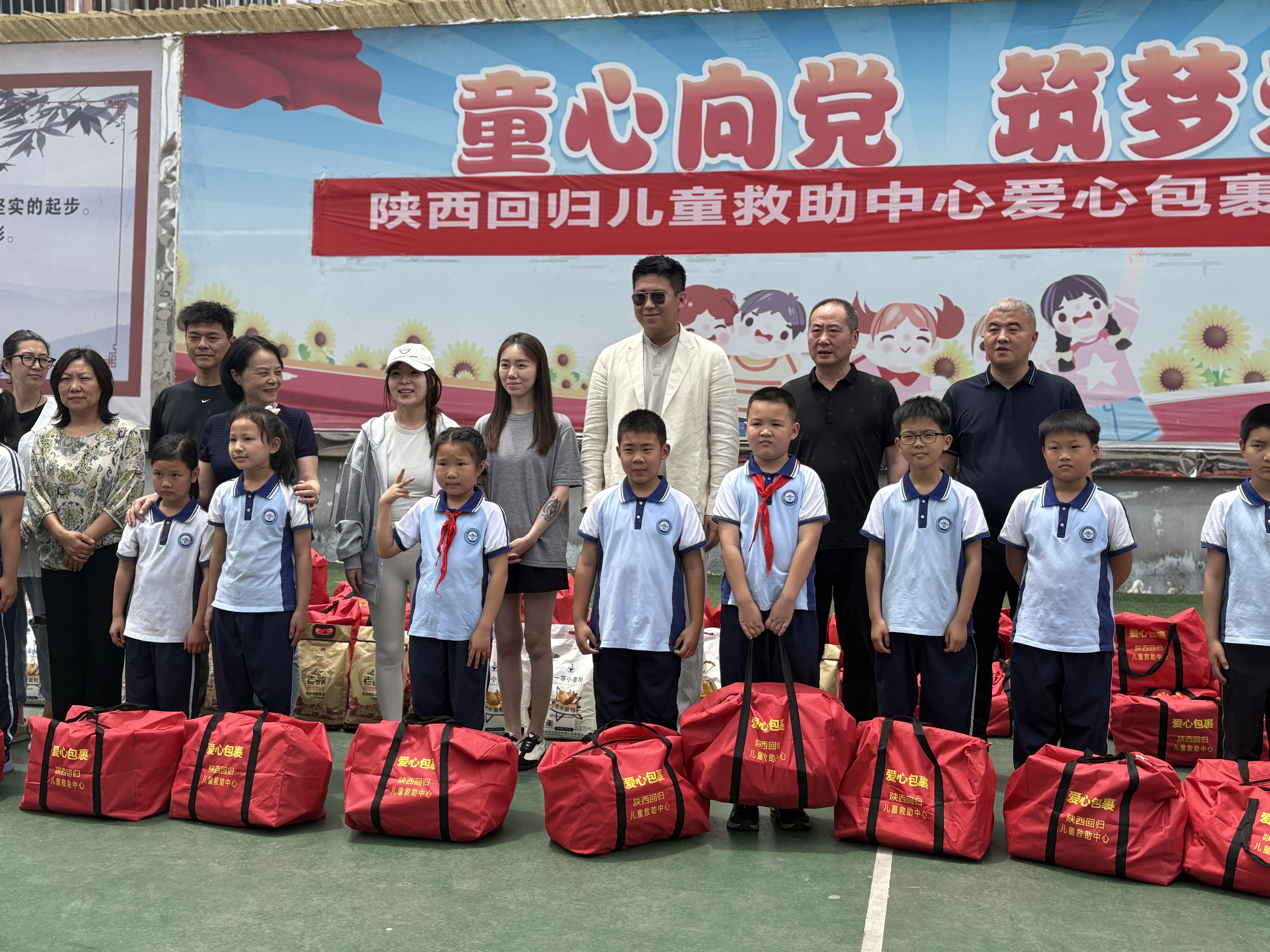 汉阴县汉阳镇中心小学：公益助学送温暖 爱心传递筑梦行