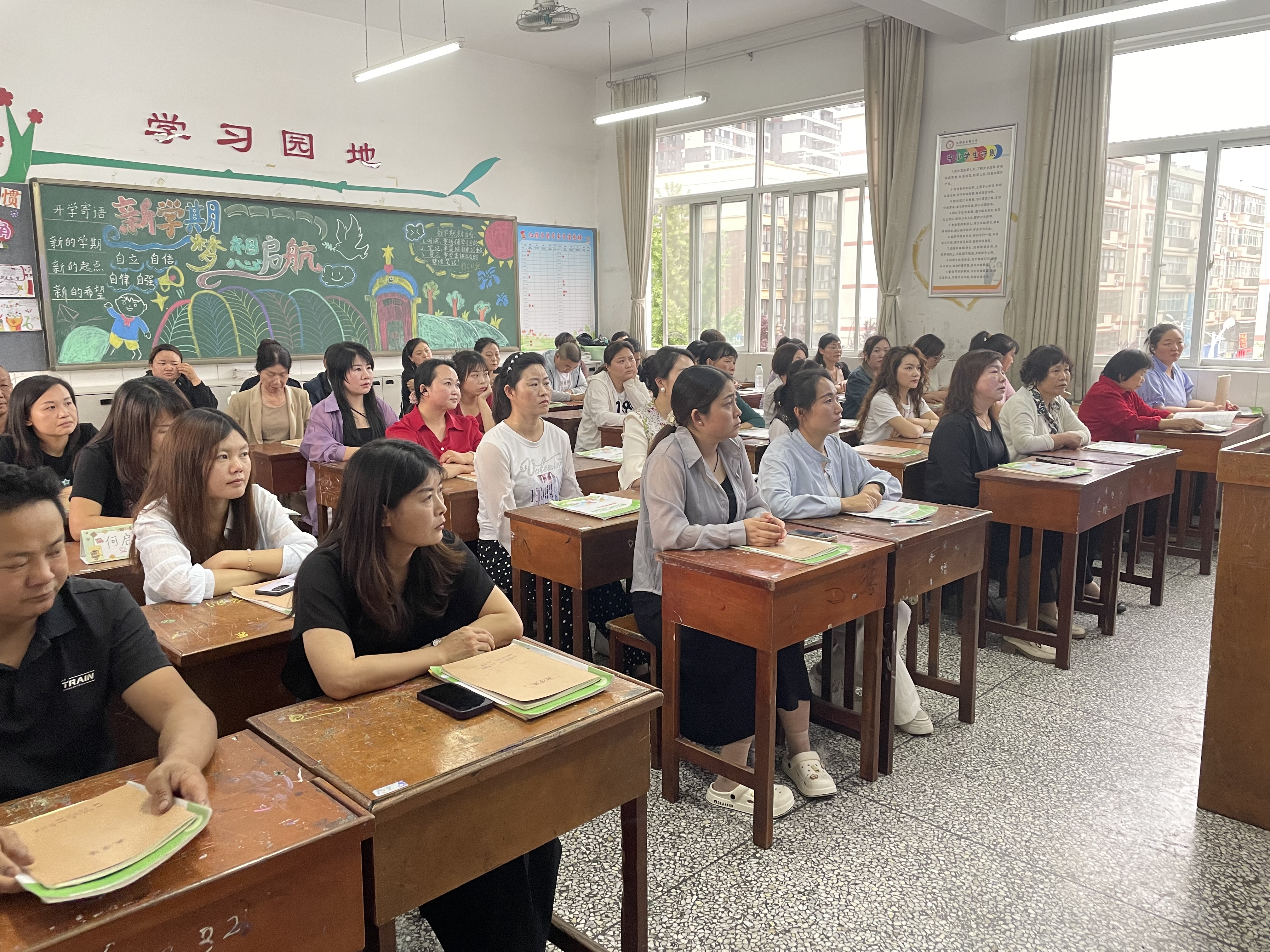 汉阴县实验小学家长会架起家校连心桥
