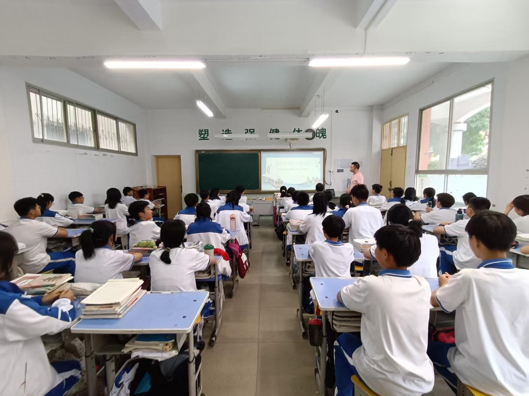 汉阴县初级中学开展“垃圾分类举手之劳，爱路护路你我同行”双主题活动