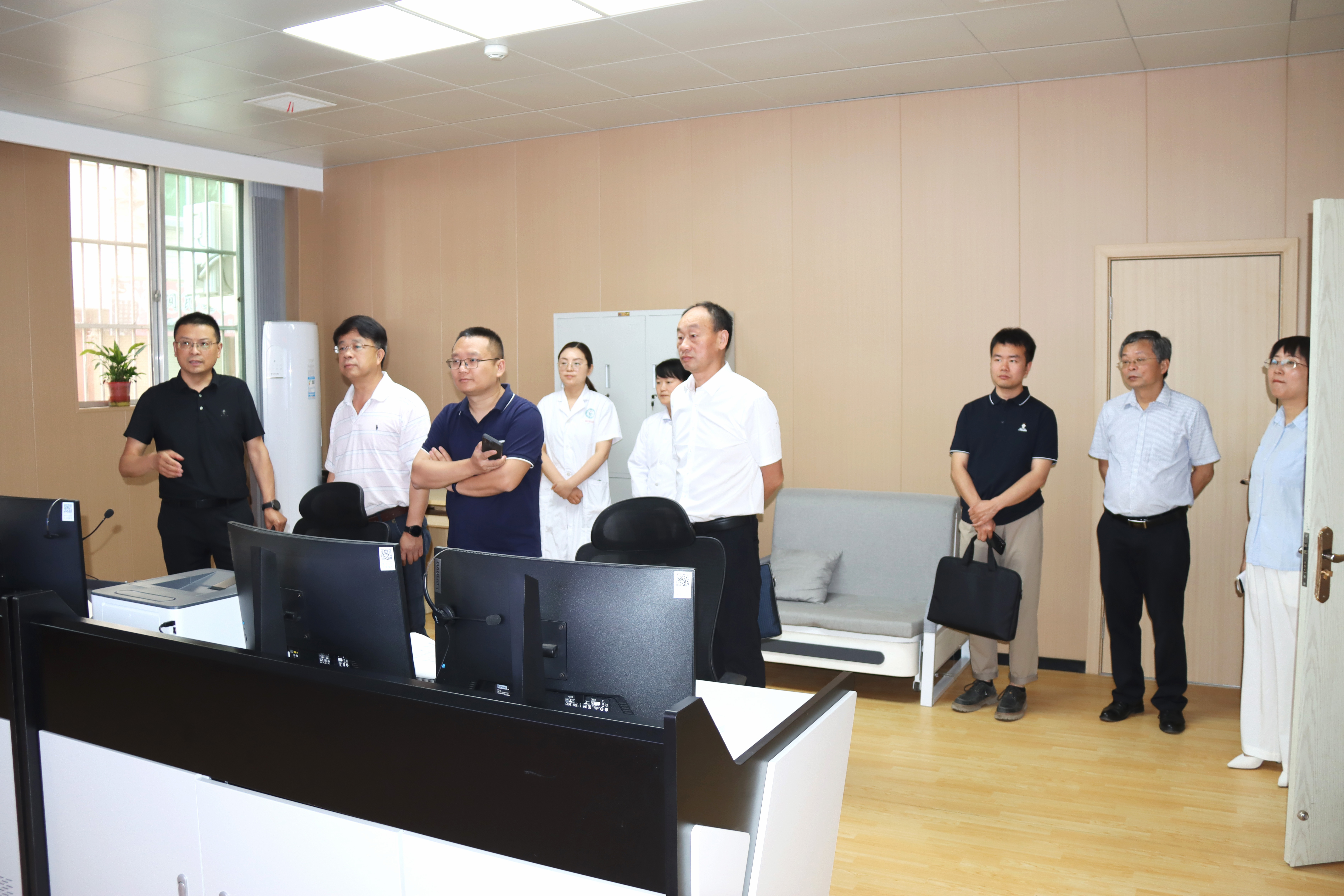 健康报社调研组在汉阴县人民医院调研紧密型县域医共体建设工作