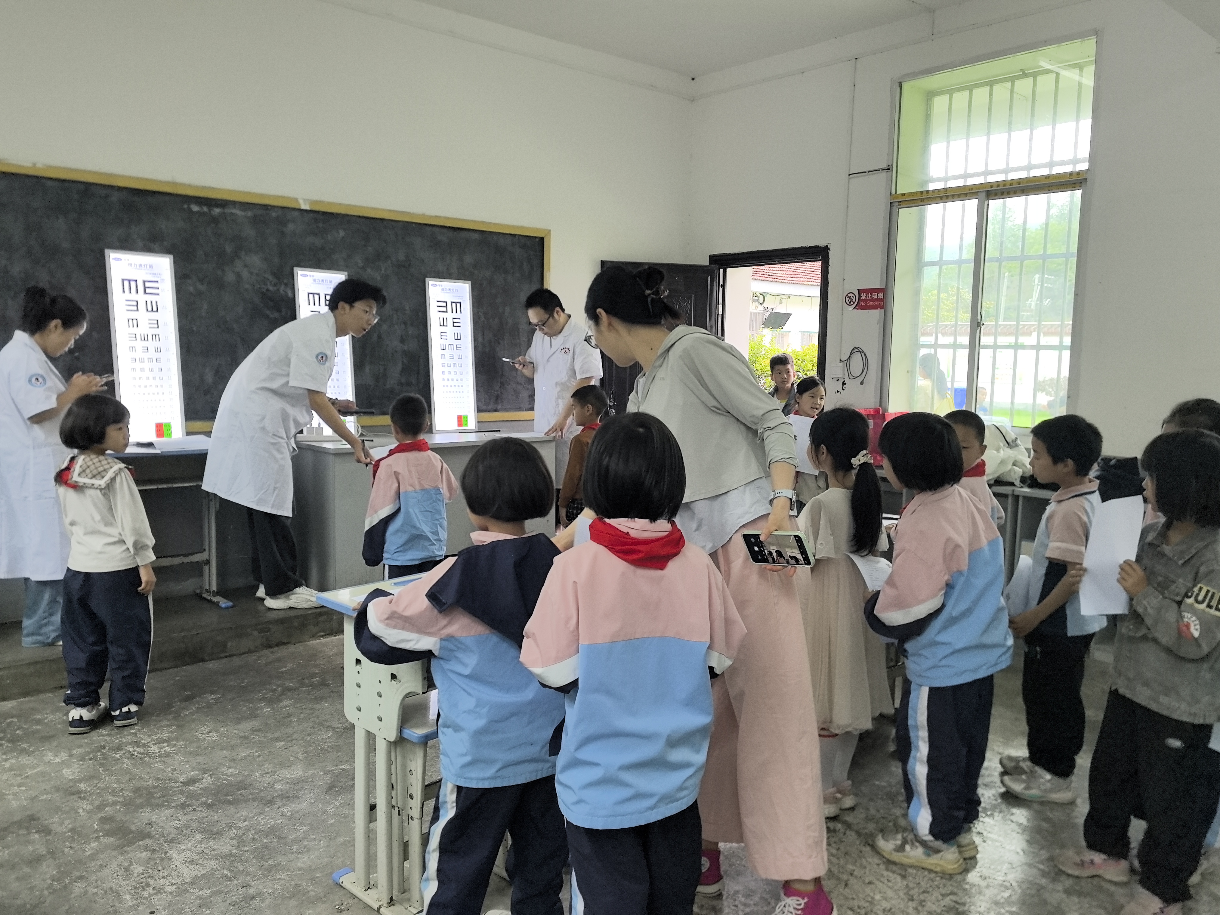 汉阴县妇幼保健院走进凤江小学开展学生视力健康检查