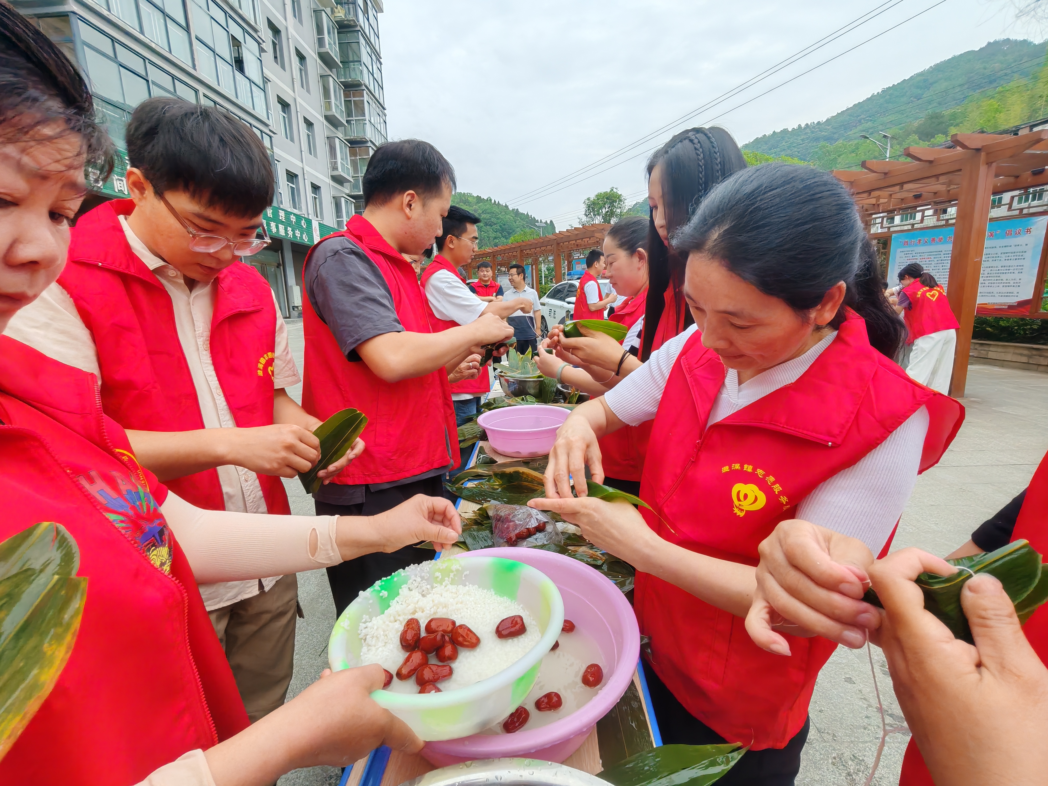 漩涡镇：粽叶飘香传孝义 志愿服务暖桑榆