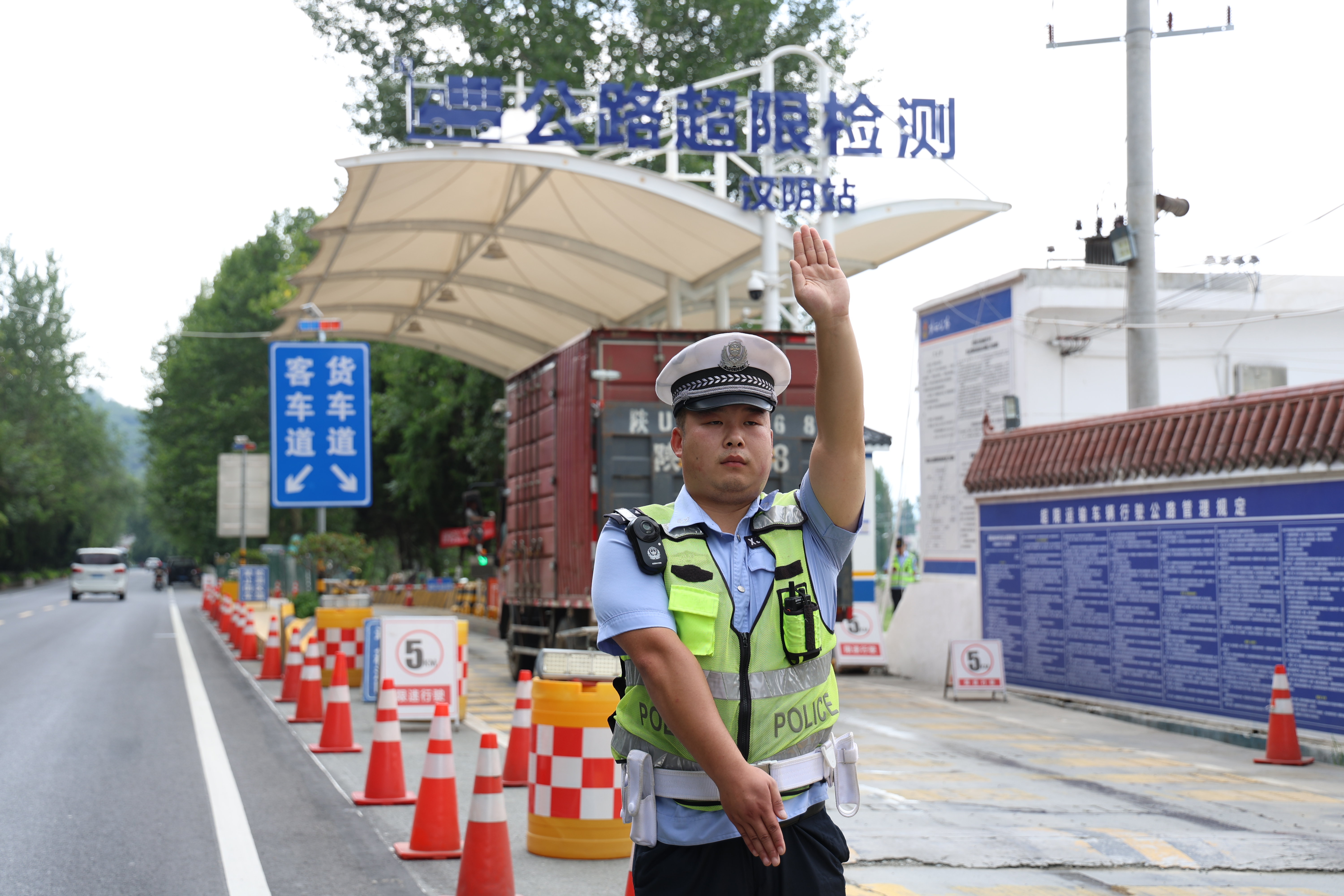汉阴公安交警散漫多部份睁开货车专项整治行动
