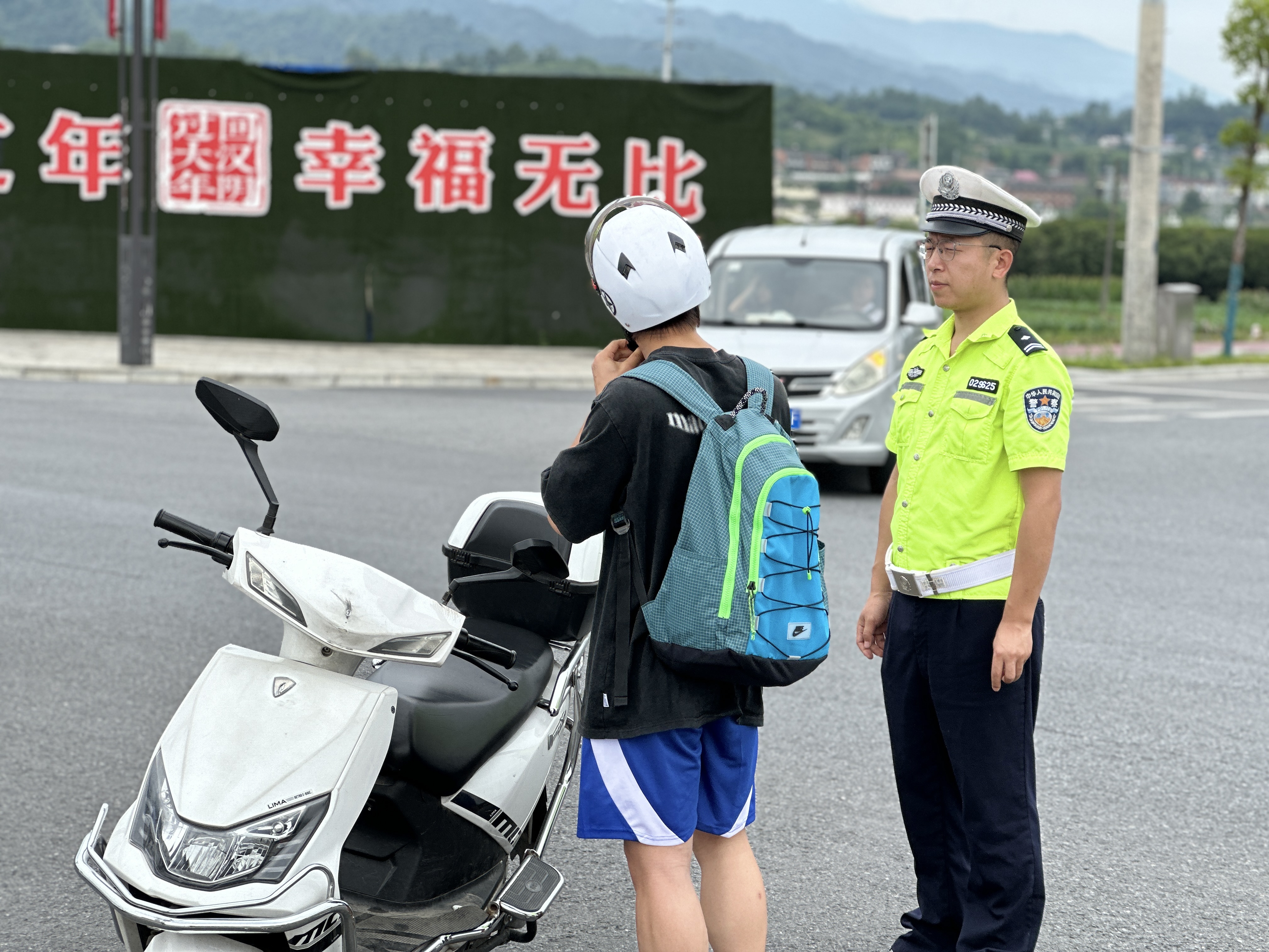 汉阴公安交警：“点线面”结合打好暑期交通安全组合拳