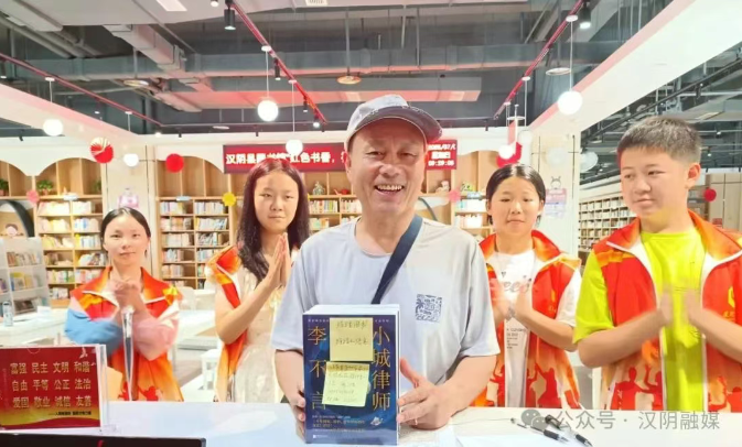 爱心传递书香！爱心人士向汉阴县图书馆捐赠46本书籍