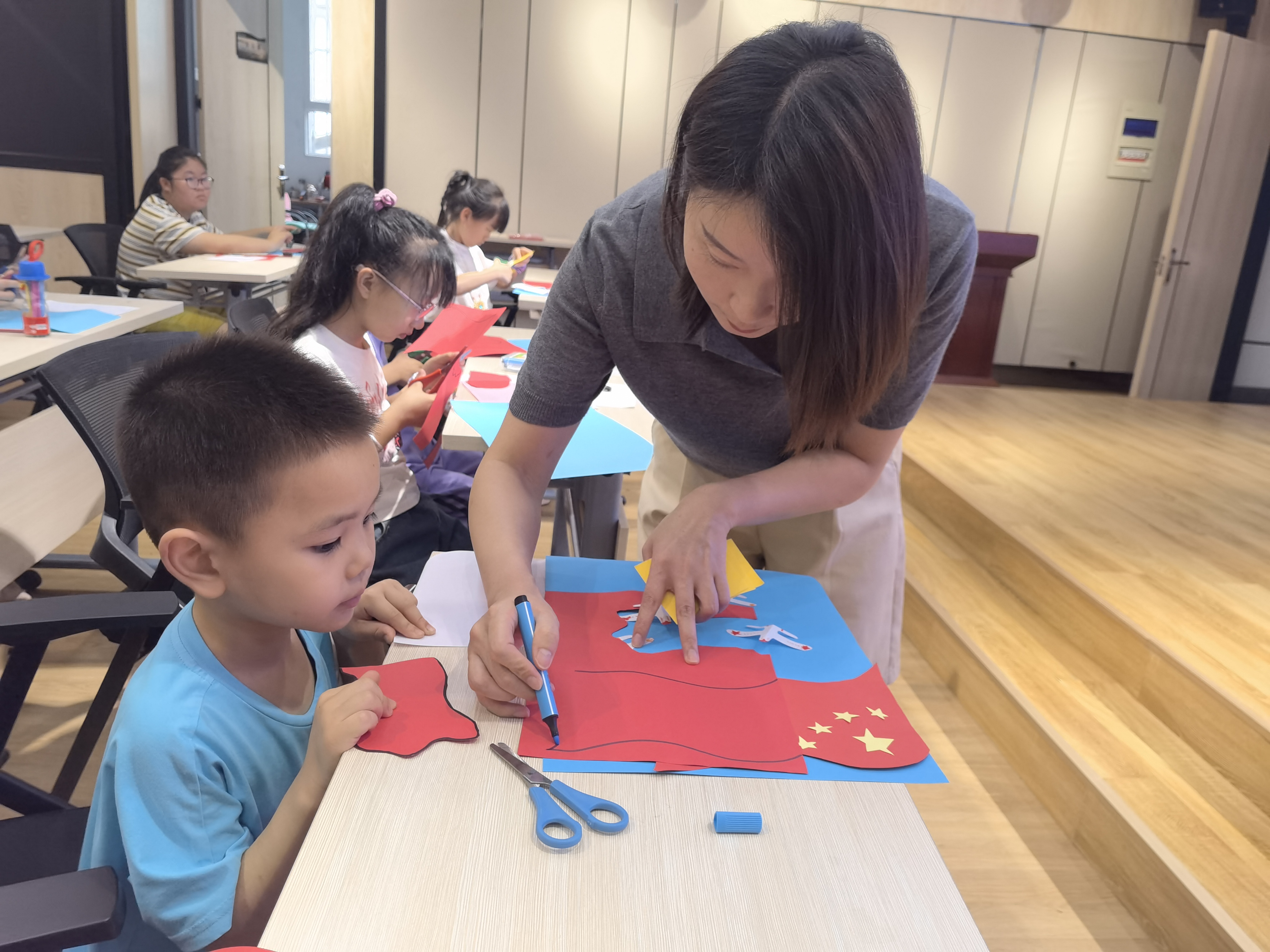 汉阴县图书馆开展美术公益小课堂