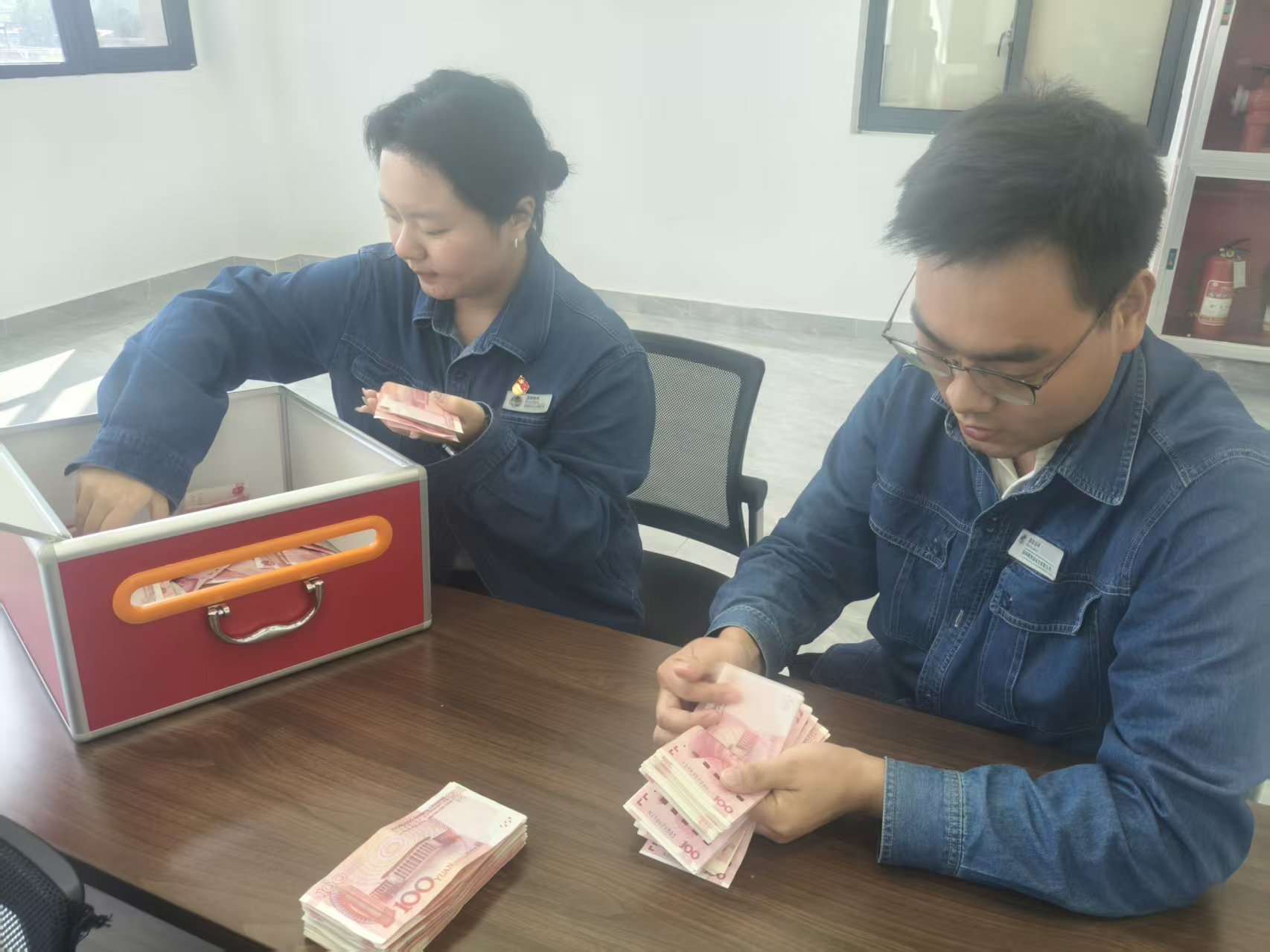 汉阴县供电公司：爱心“续航”助振兴 公益捐赠添暖能