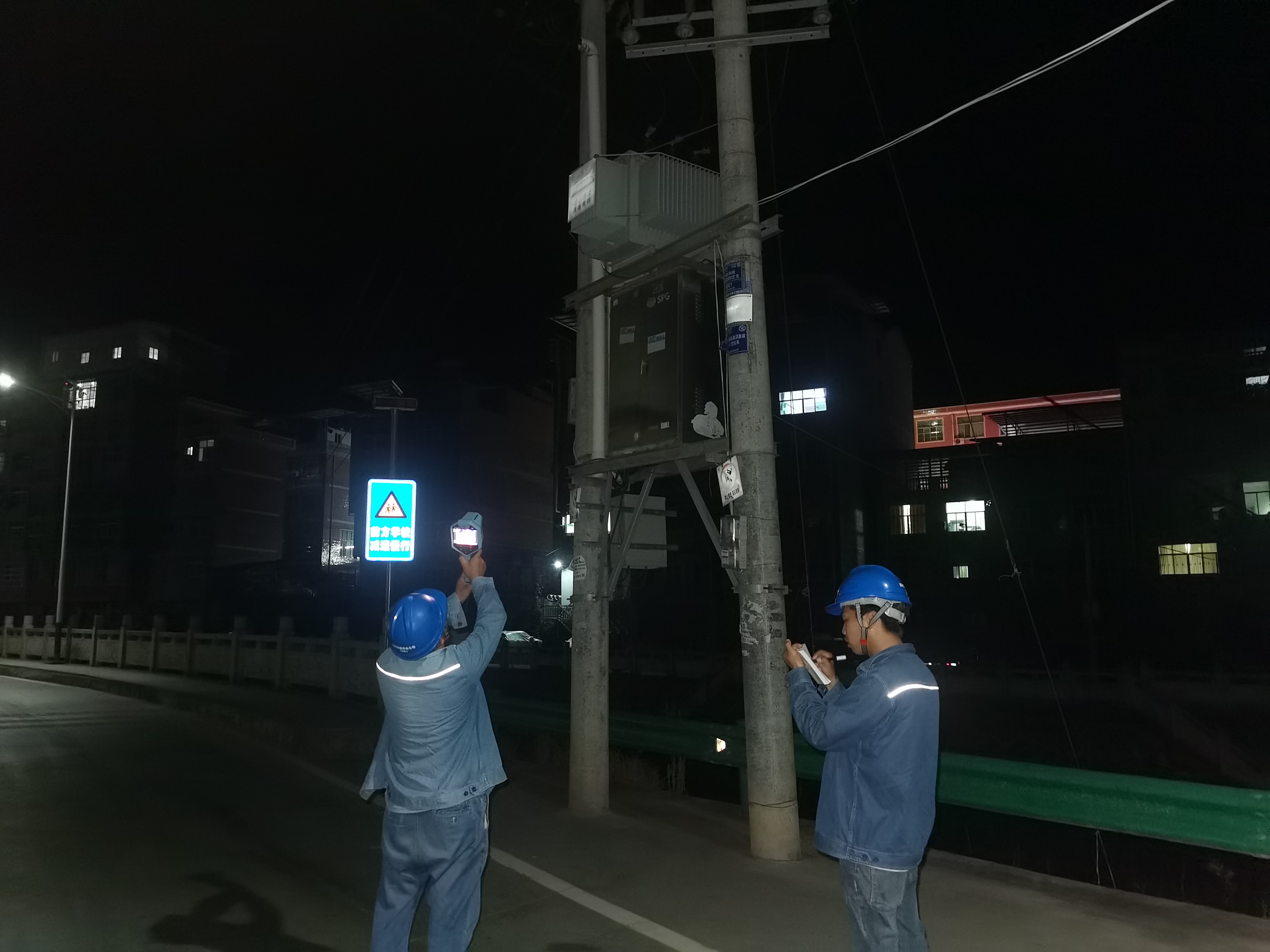 国网汉阴县供电公司：夜幕巡线保电忙 追光逐热“护清凉”