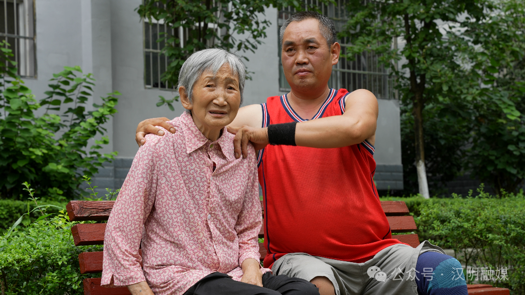 【践行孝义善举 建设锦绣汉阴】细心照料母亲数十载 “安康好人”龙波用行动书写孝道长卷