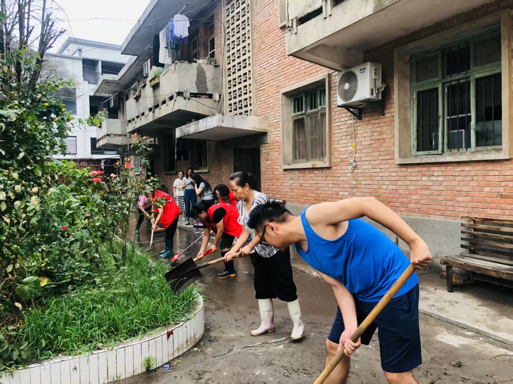 汉阴县城关镇长乐社区：暴雨突袭显担当，邻里同心暖城关