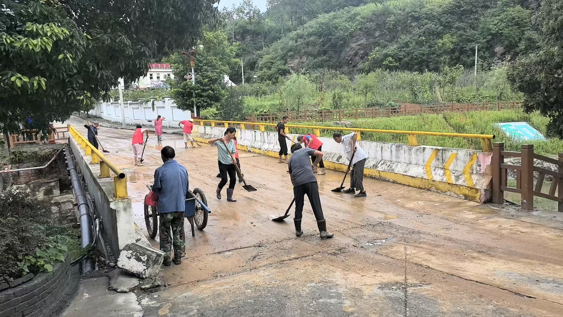 汉阴县观音河镇：暴雨过后党旗红 干群同心清淤忙