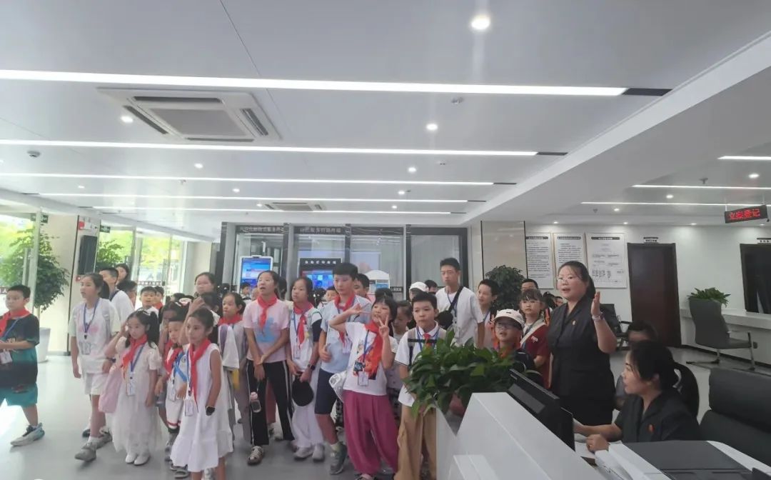 “童心筑梦”暑期夏令营实践活动进法院