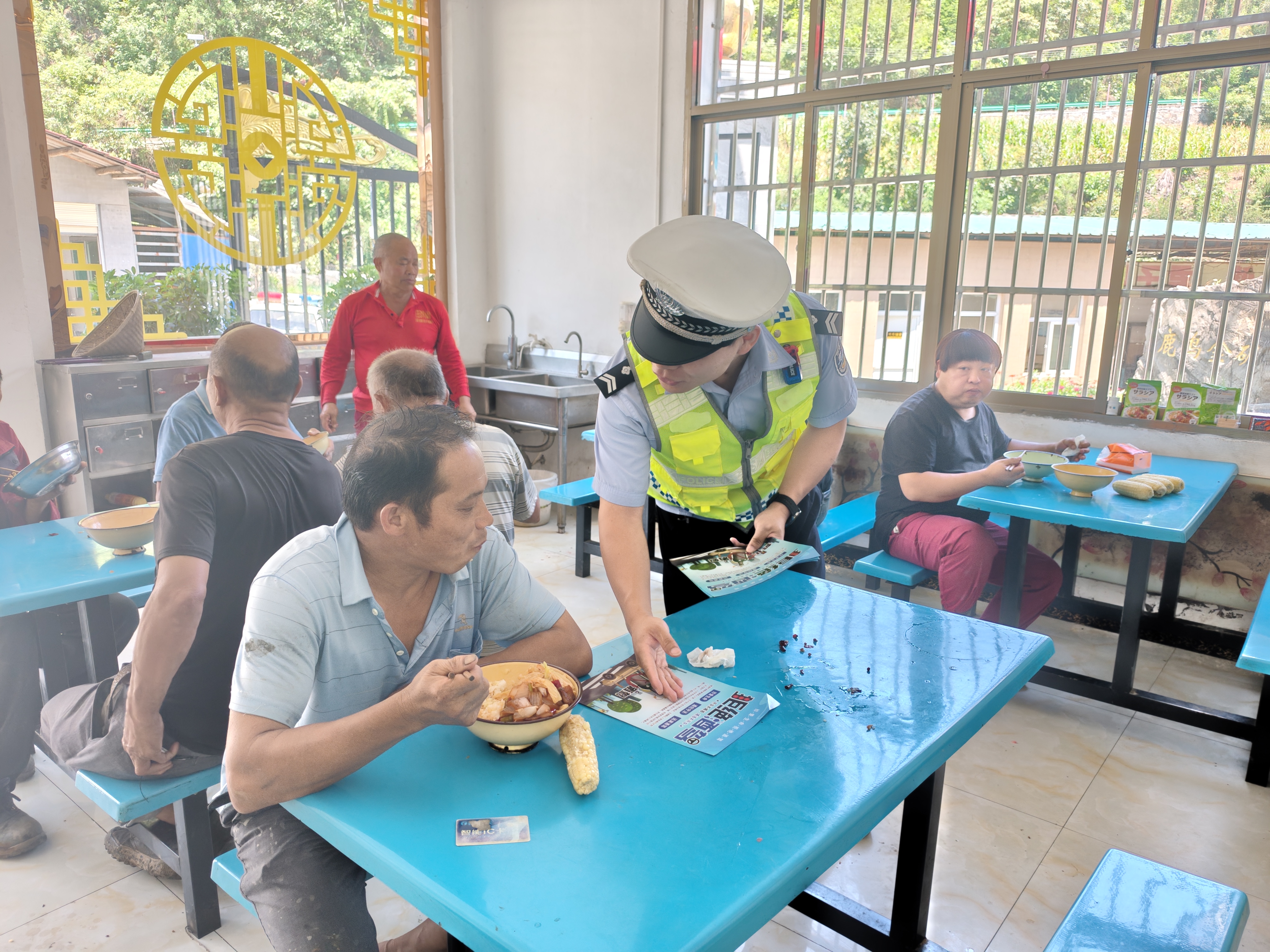 汉阴公安交警：交通安全进企业 守护平安“零距离”