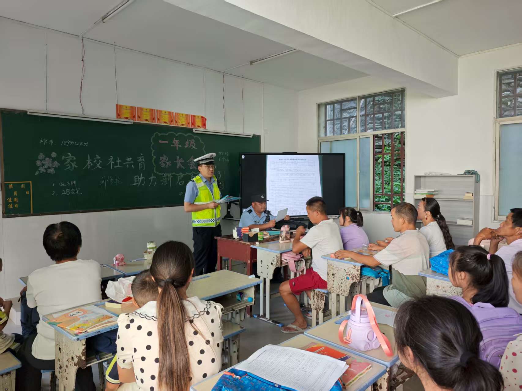 汉阴公安交警护航秋季开学平安路