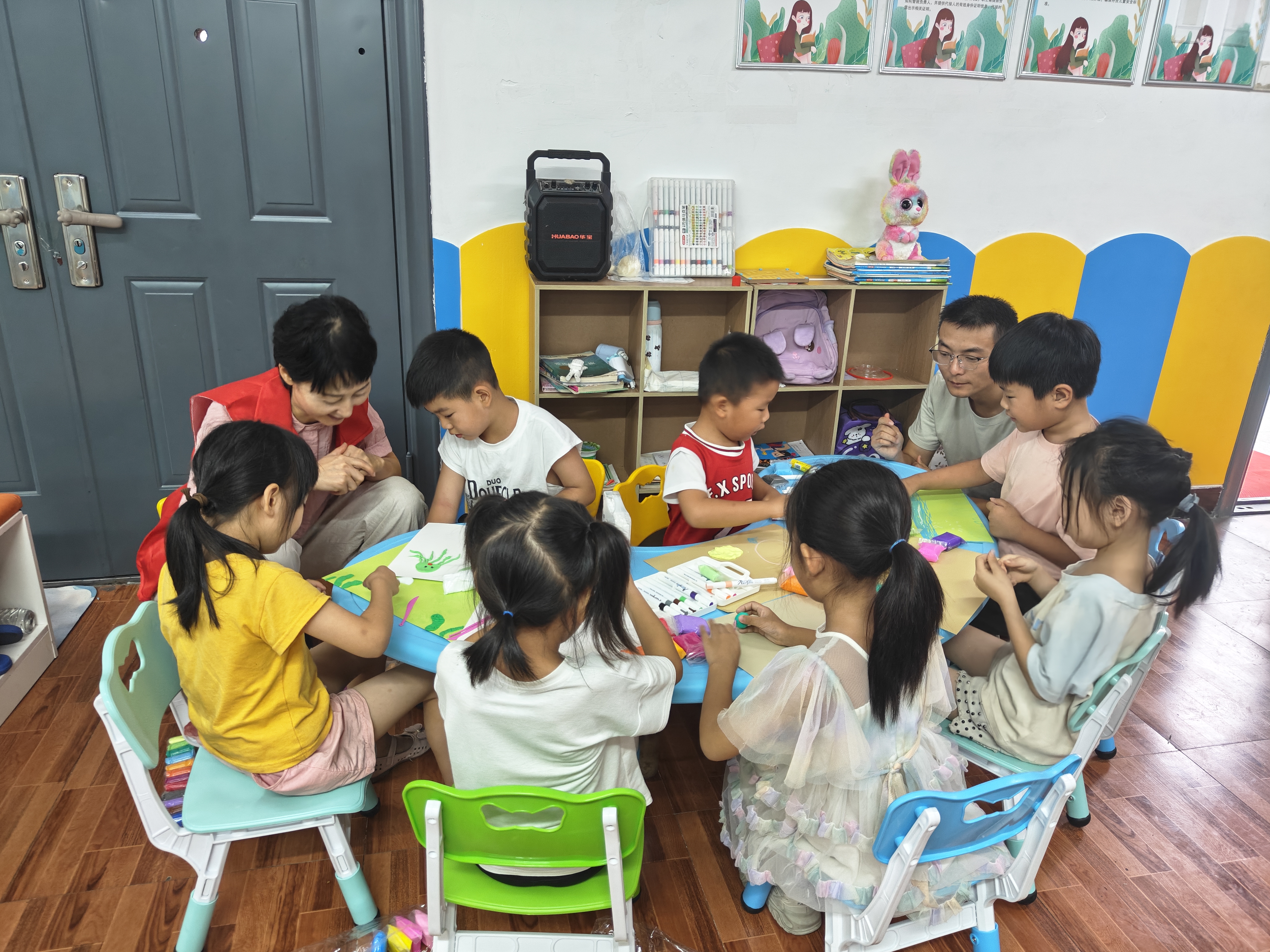 爱心妈妈护童行 汉阴县暑期关爱服务绘就成长暖心画卷