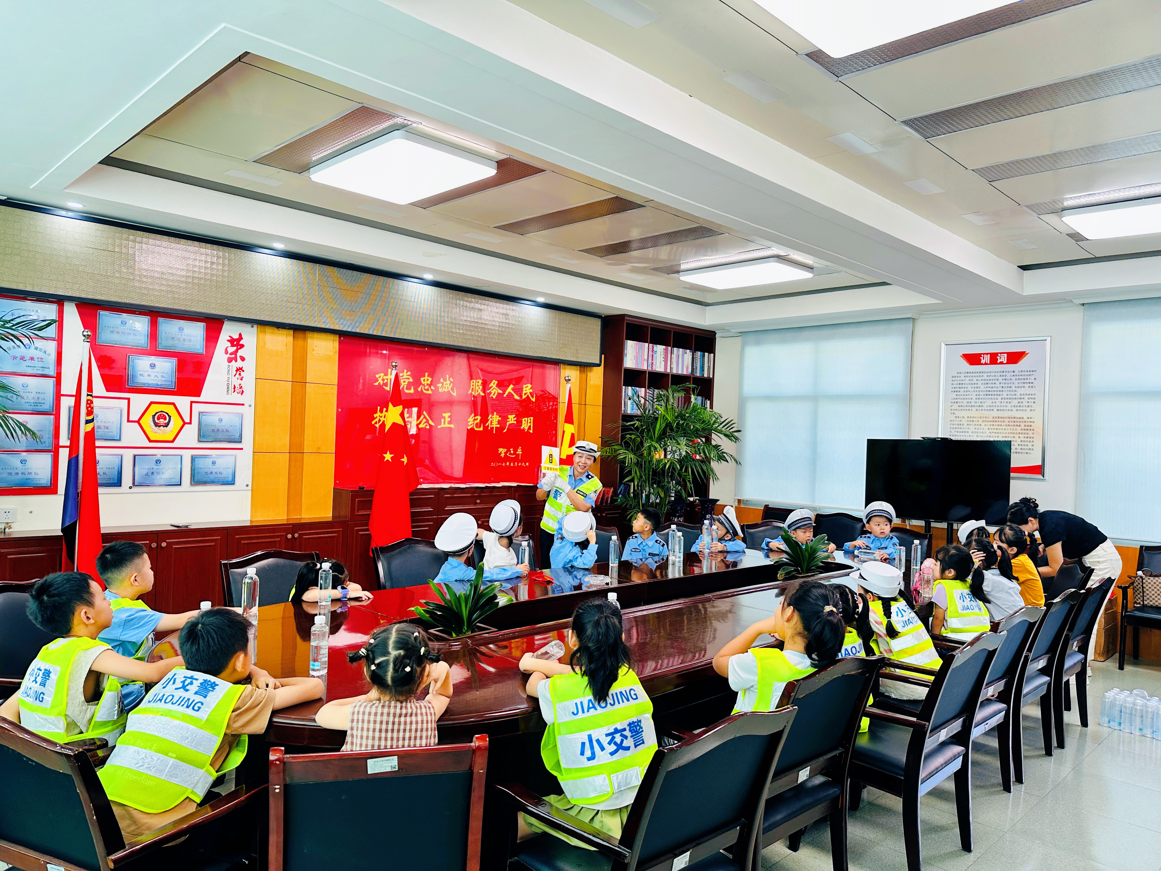 汉阴公安交警：萌娃进警营 零距离解锁交通安全“新技能”